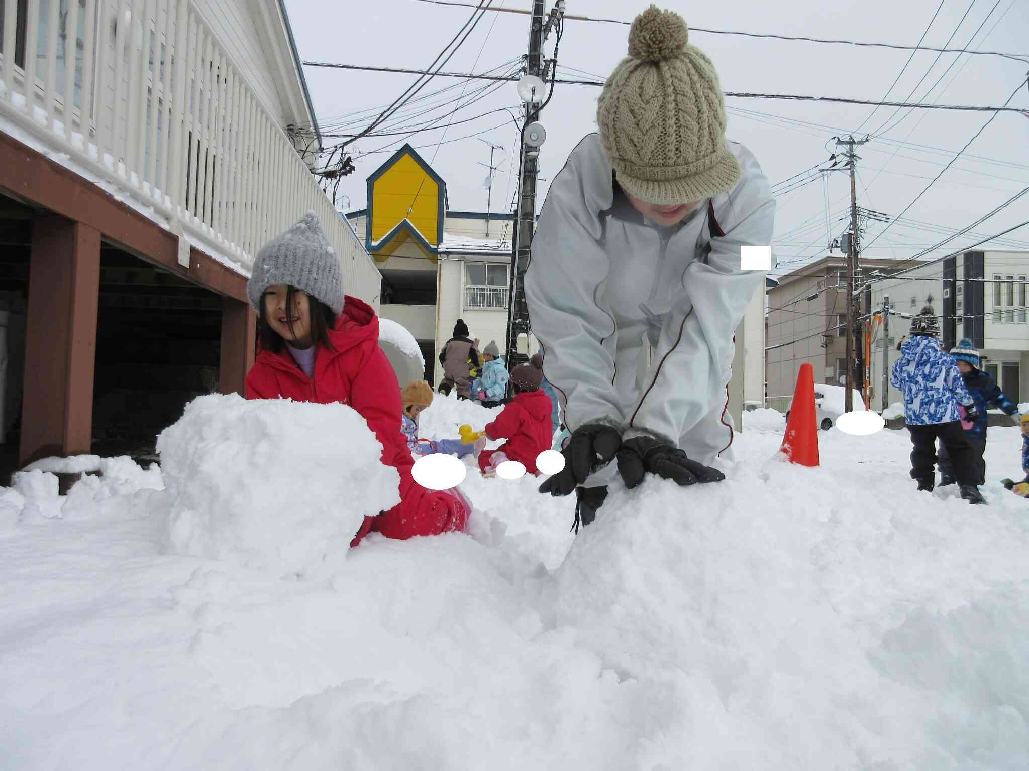 先生と一緒に大きな雪玉を転がし中。「もっと大きくしたら雪だるまにするんだよ」とお話していました