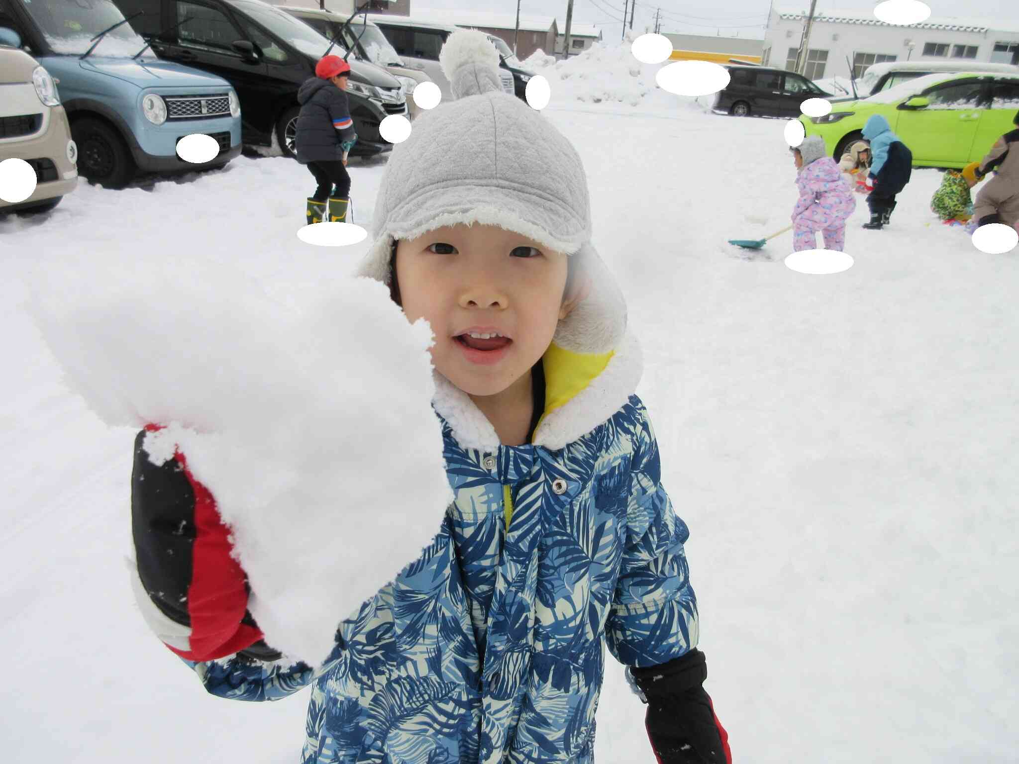 僕の顔よりもこんなに大きな雪の塊を見つけたよ！