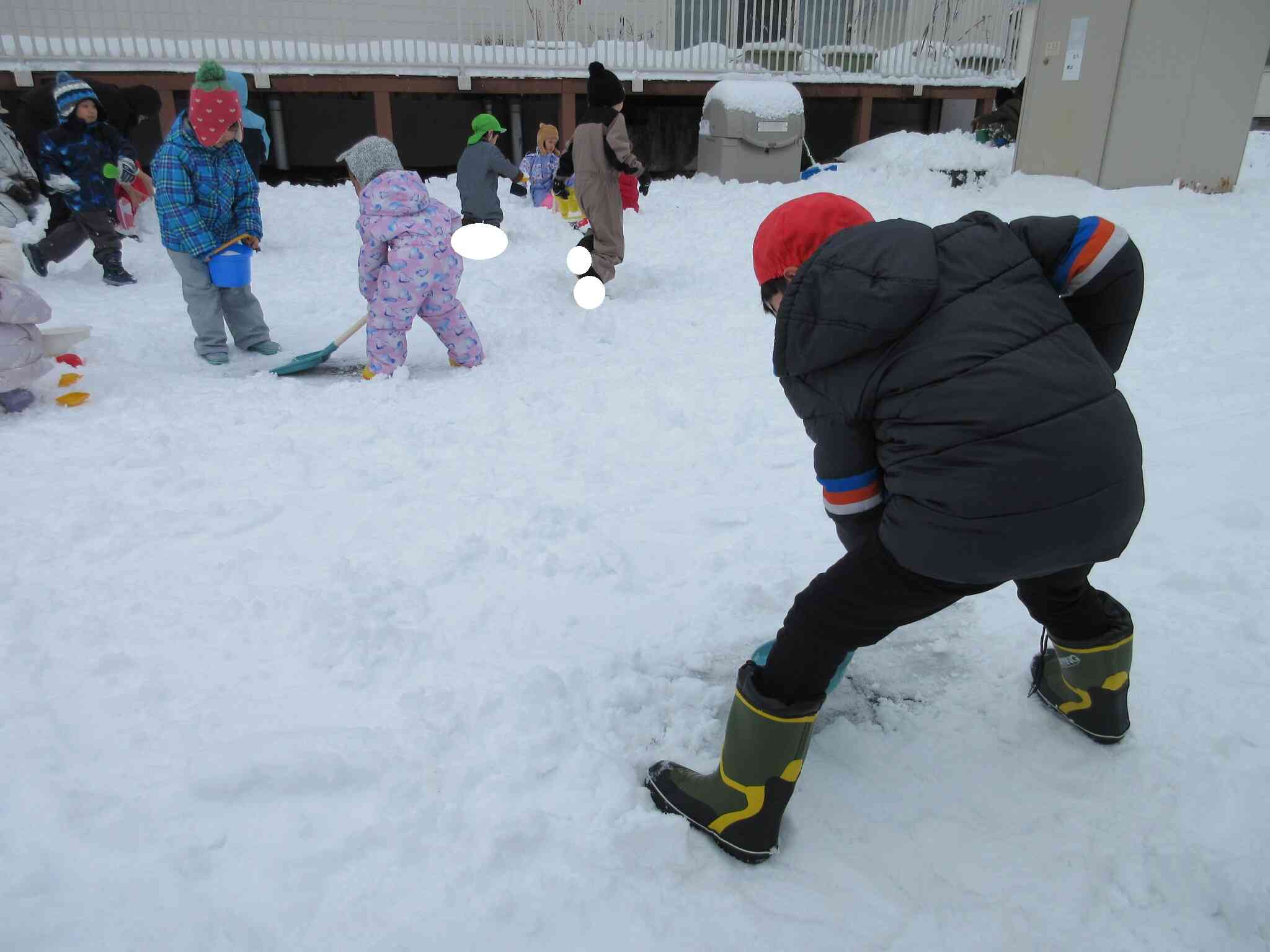 スコップを使って穴掘り中です…中から何か出てくるかな？