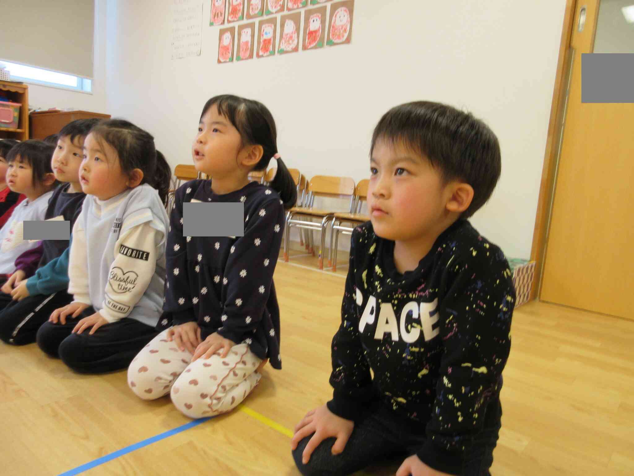 先生が出す単語カードを真剣に見ています。