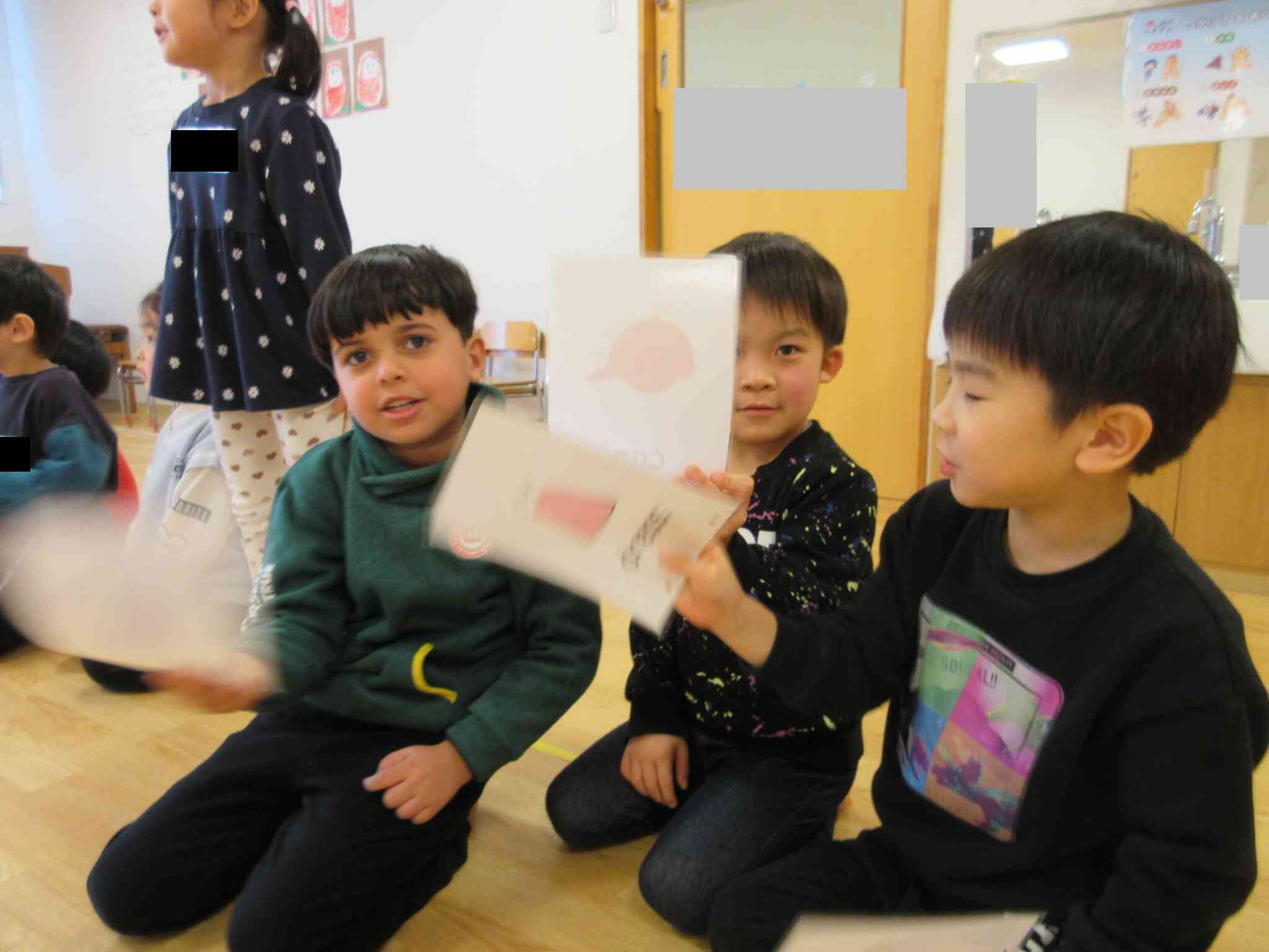 先生が話した単語カードを友だちよりも早く取るゲーム。チーム戦で盛り上がりました！