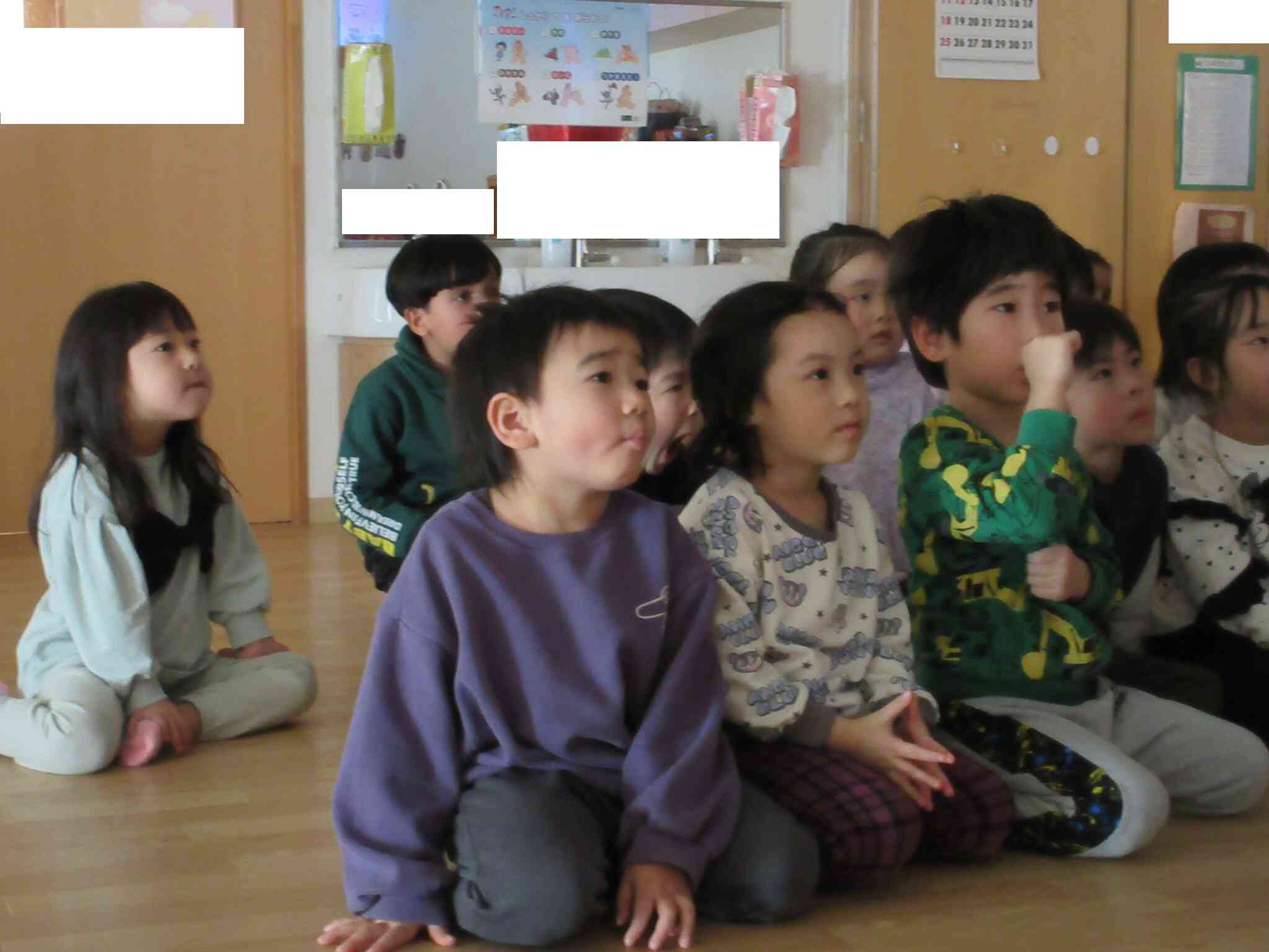 真剣に映像を見て学んでいます。