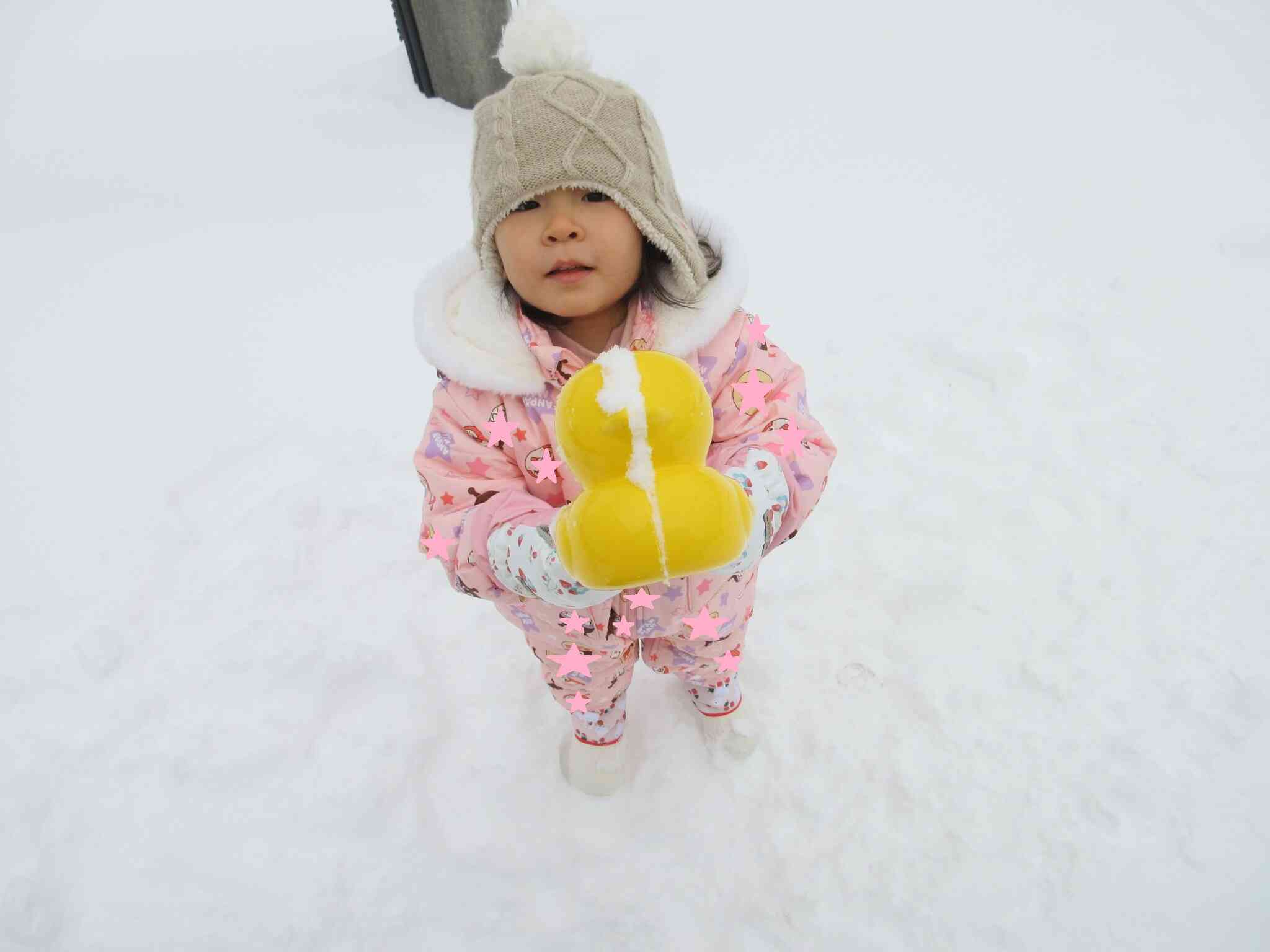 あひるの雪玉作るのが大好きなんだ。