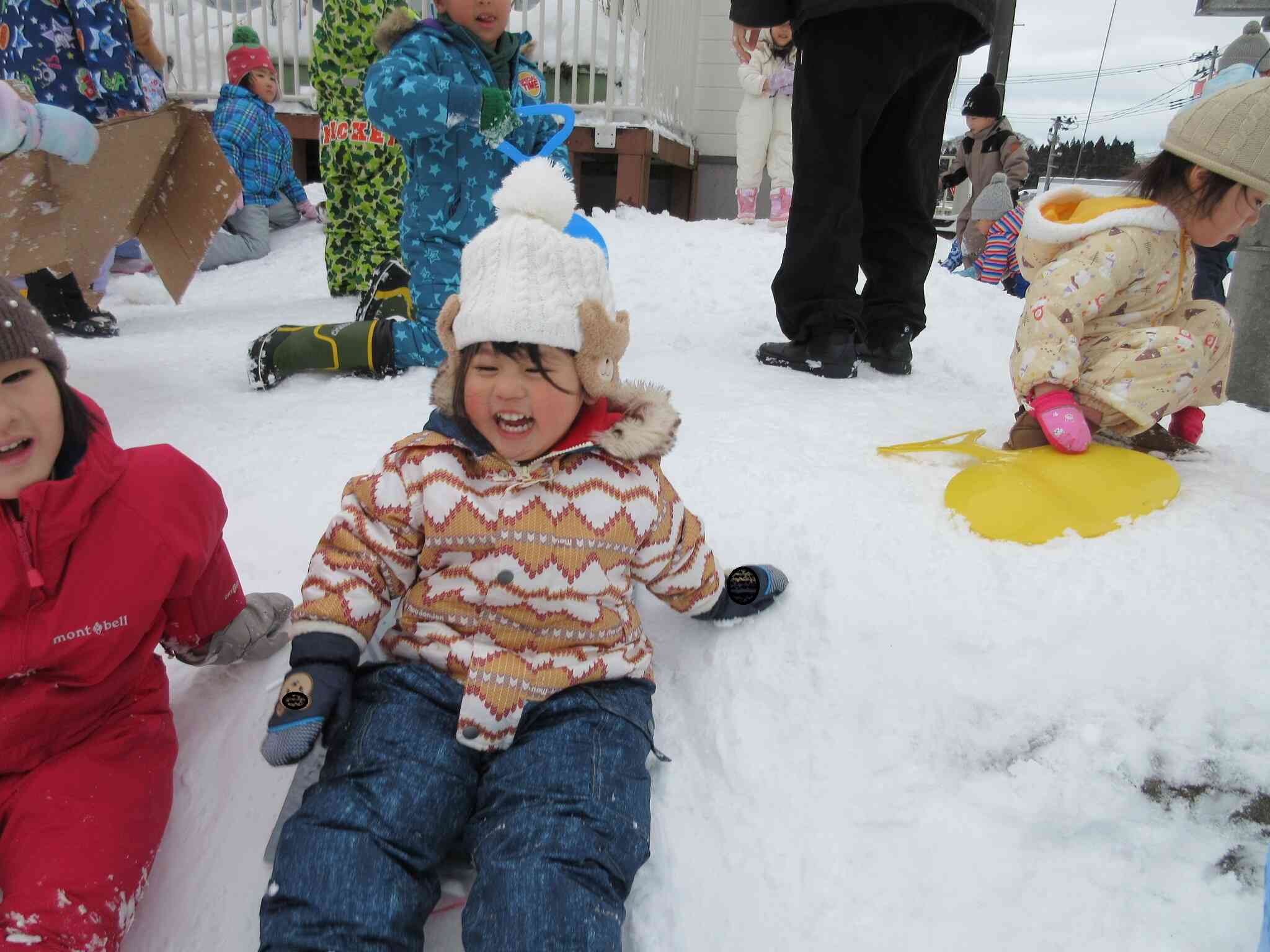 雪遊び、楽しくって笑いが止まらない。