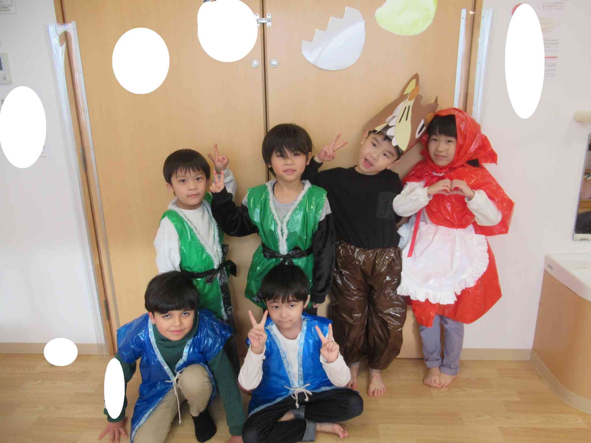 様々な動きをしたり大きな声でセリフを話したりと頑張ったお友達。とても良く頑張りました！素敵な劇だったよ！