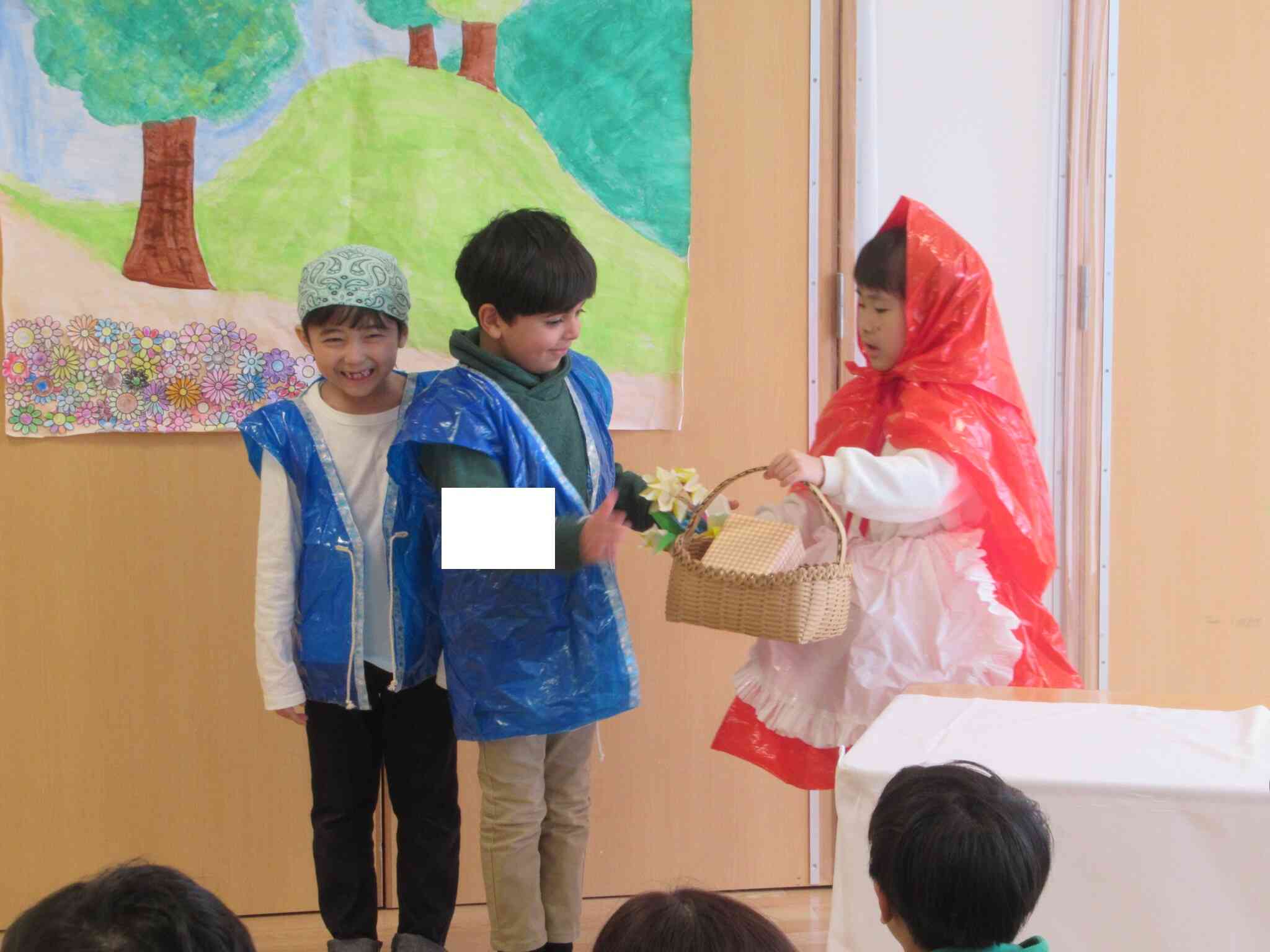 具合が悪かったおじいさんたち…赤ずきんからお見舞いの品をもらいました。