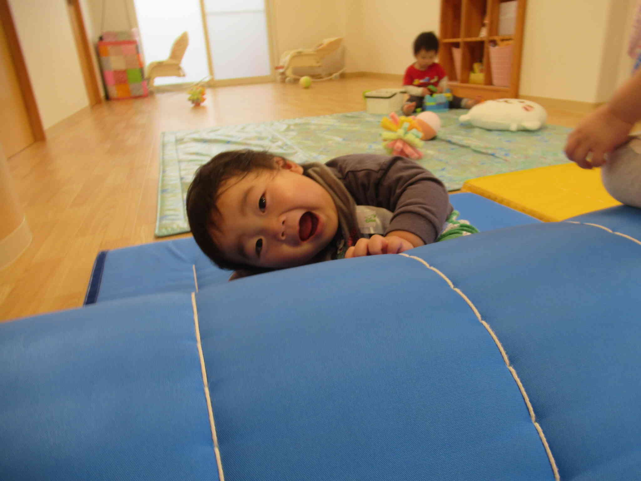 元気に「ばあ」！