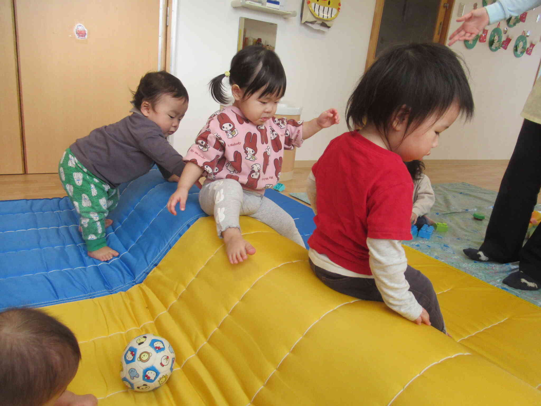 みんなでマットの上で遊ぶの楽しいなあ〜上手に登れるようになったよ！
