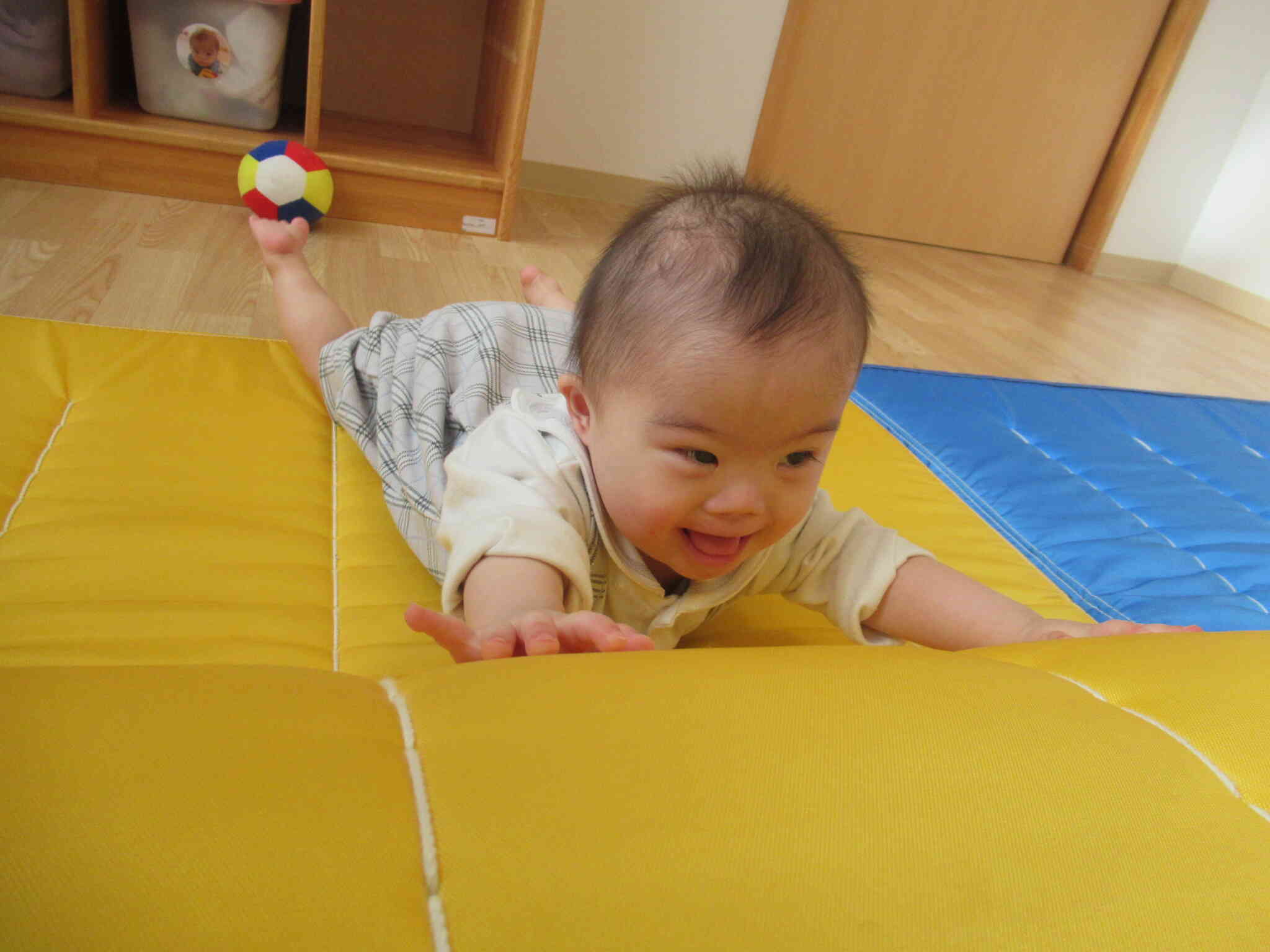 手足をバタバタ動かして楽しそうですね！