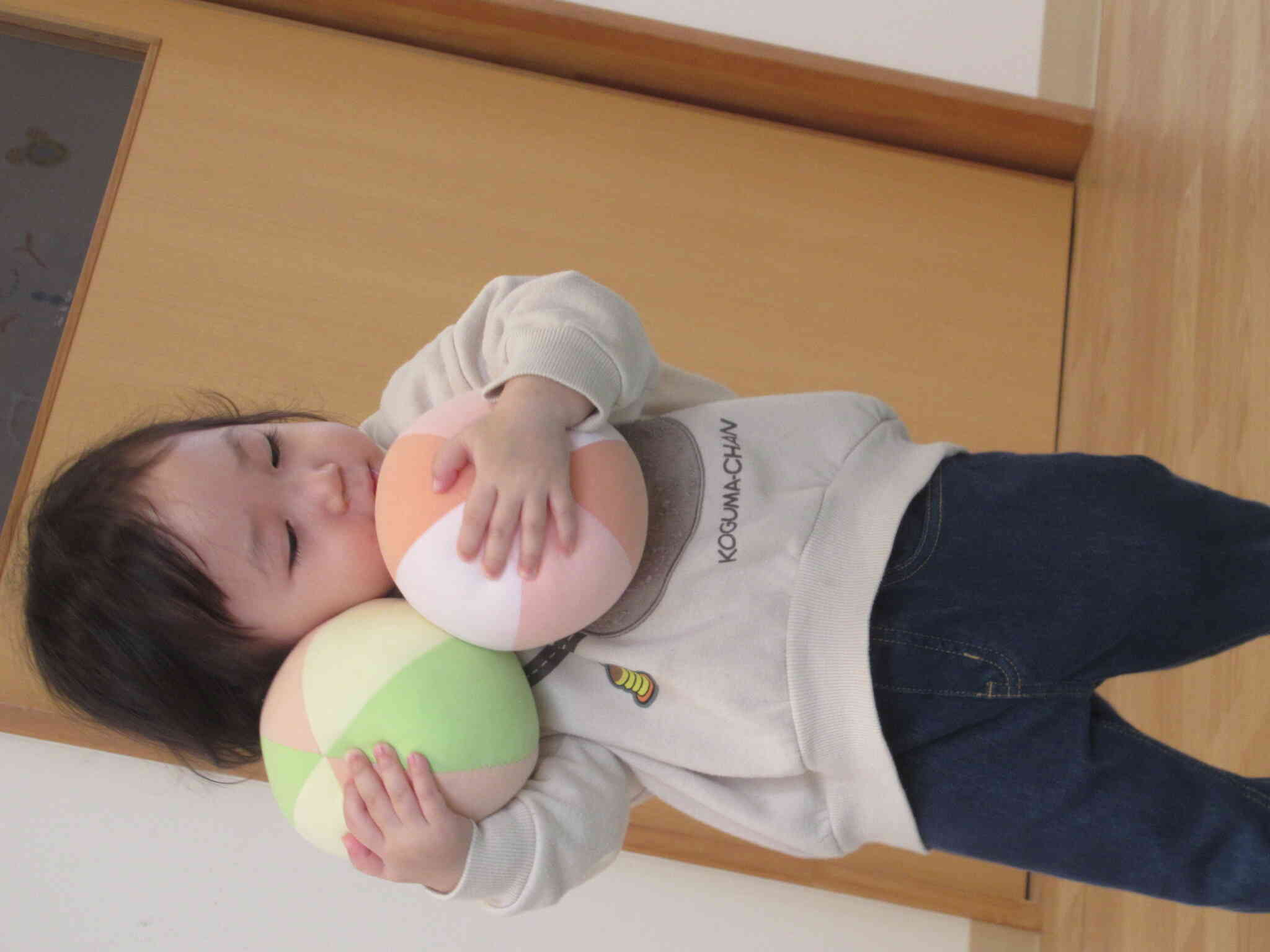 両手にいっぱい！ボール遊び楽しいなあ〜