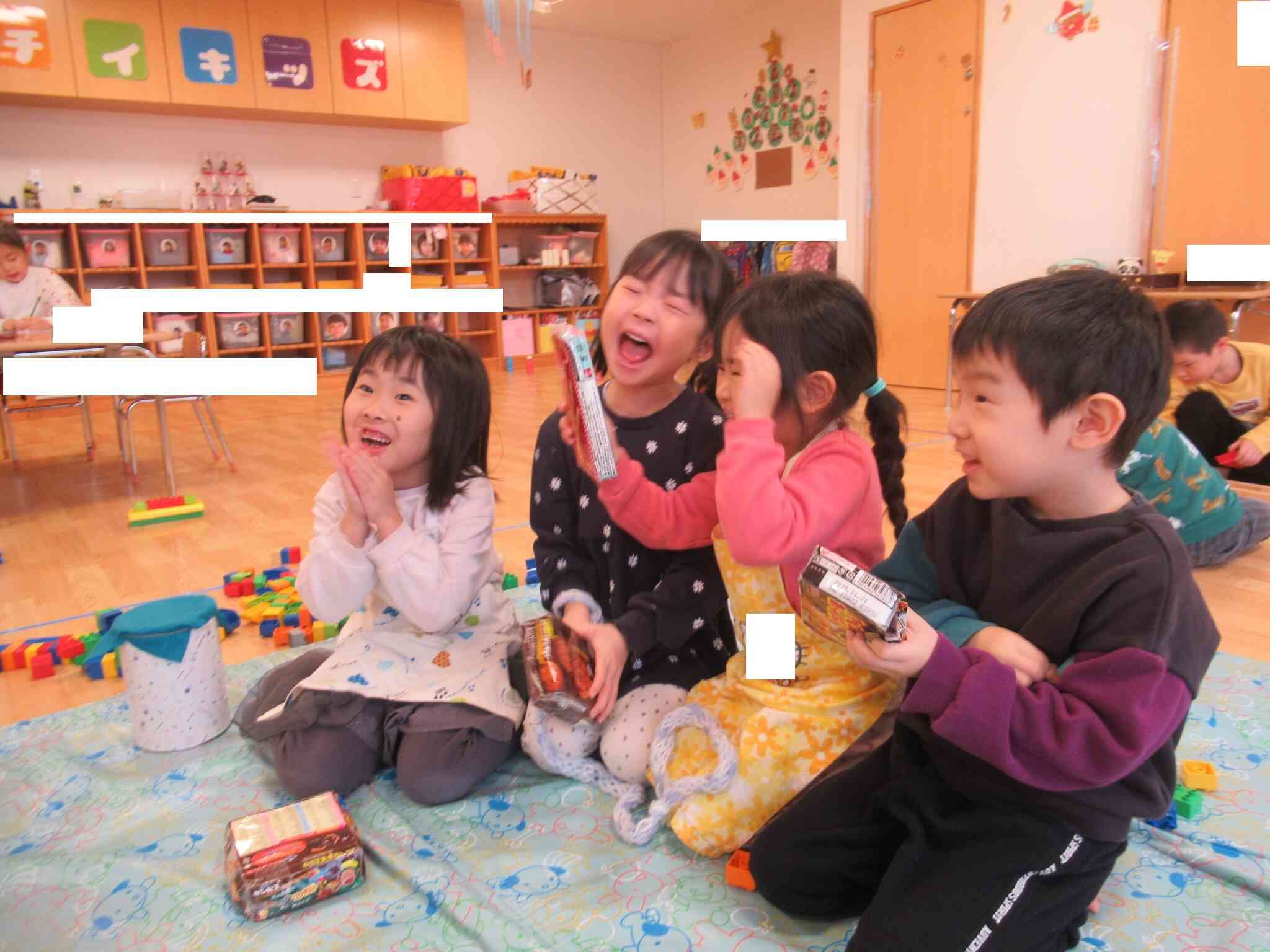 お菓子の箱を鏡やスマホにしていろんな遊びを楽しんでいました。