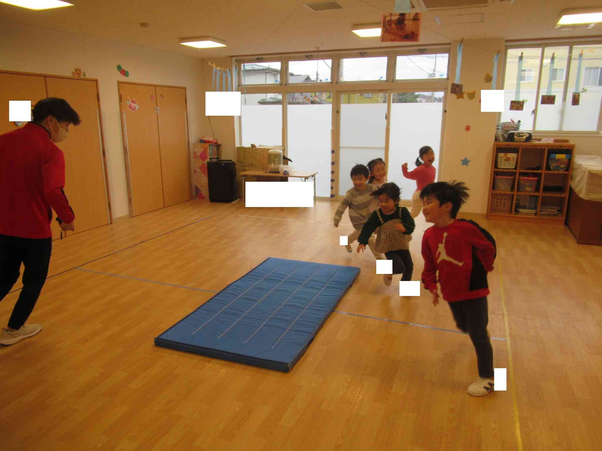 先生に捕まらないように、逃げろ〜！