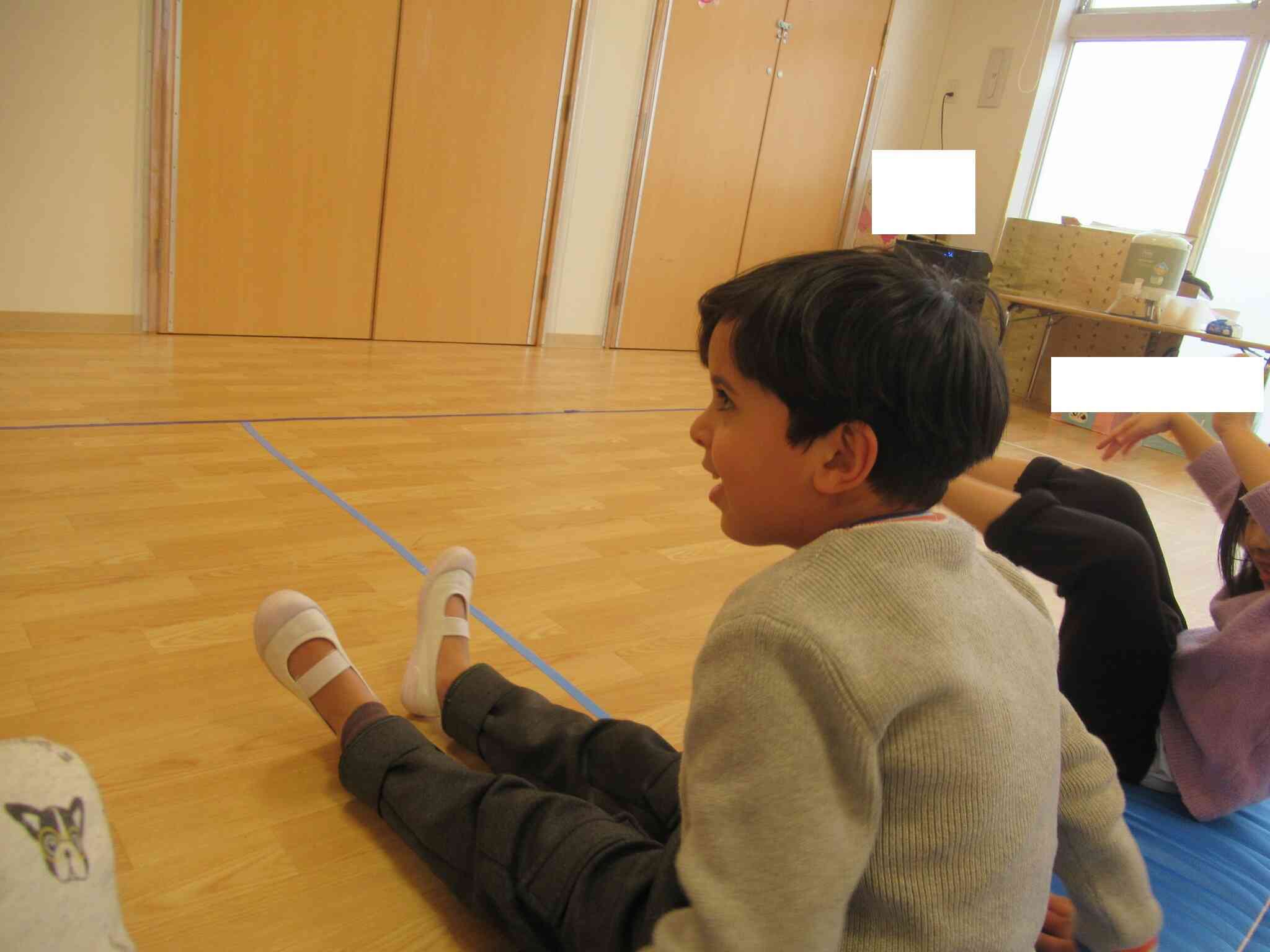 先生の先生の真似をするためにじっと先生を見つめています。