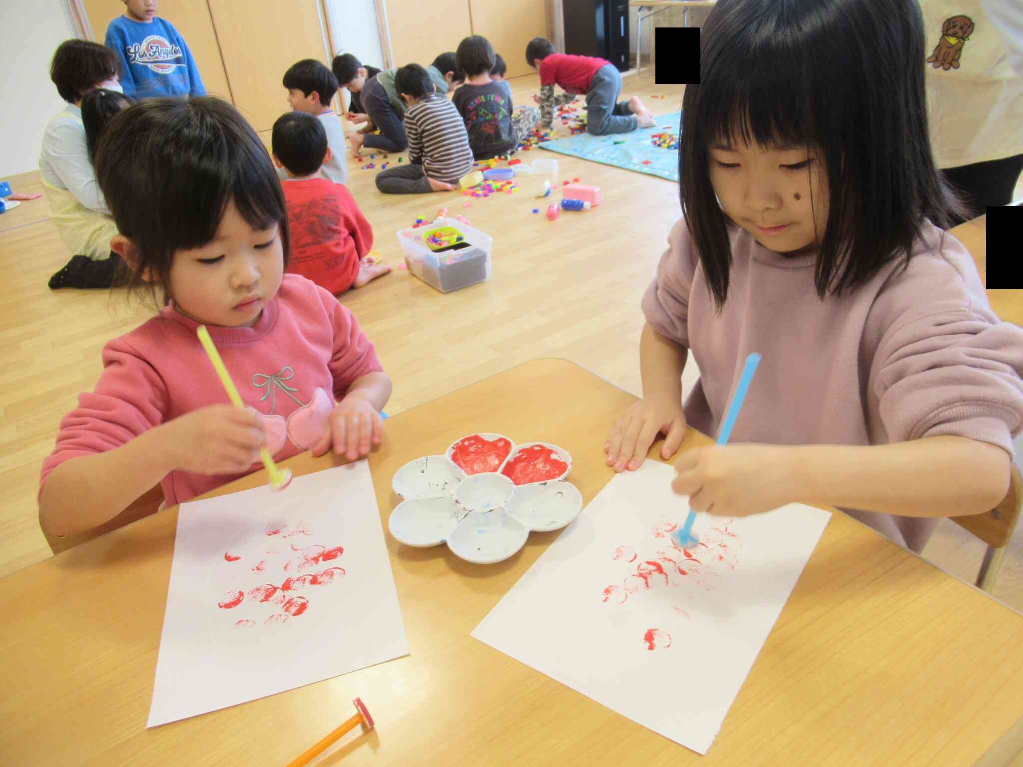 こちらは、製作の様子です。丸のスタンプを押してだるま作りをしました。