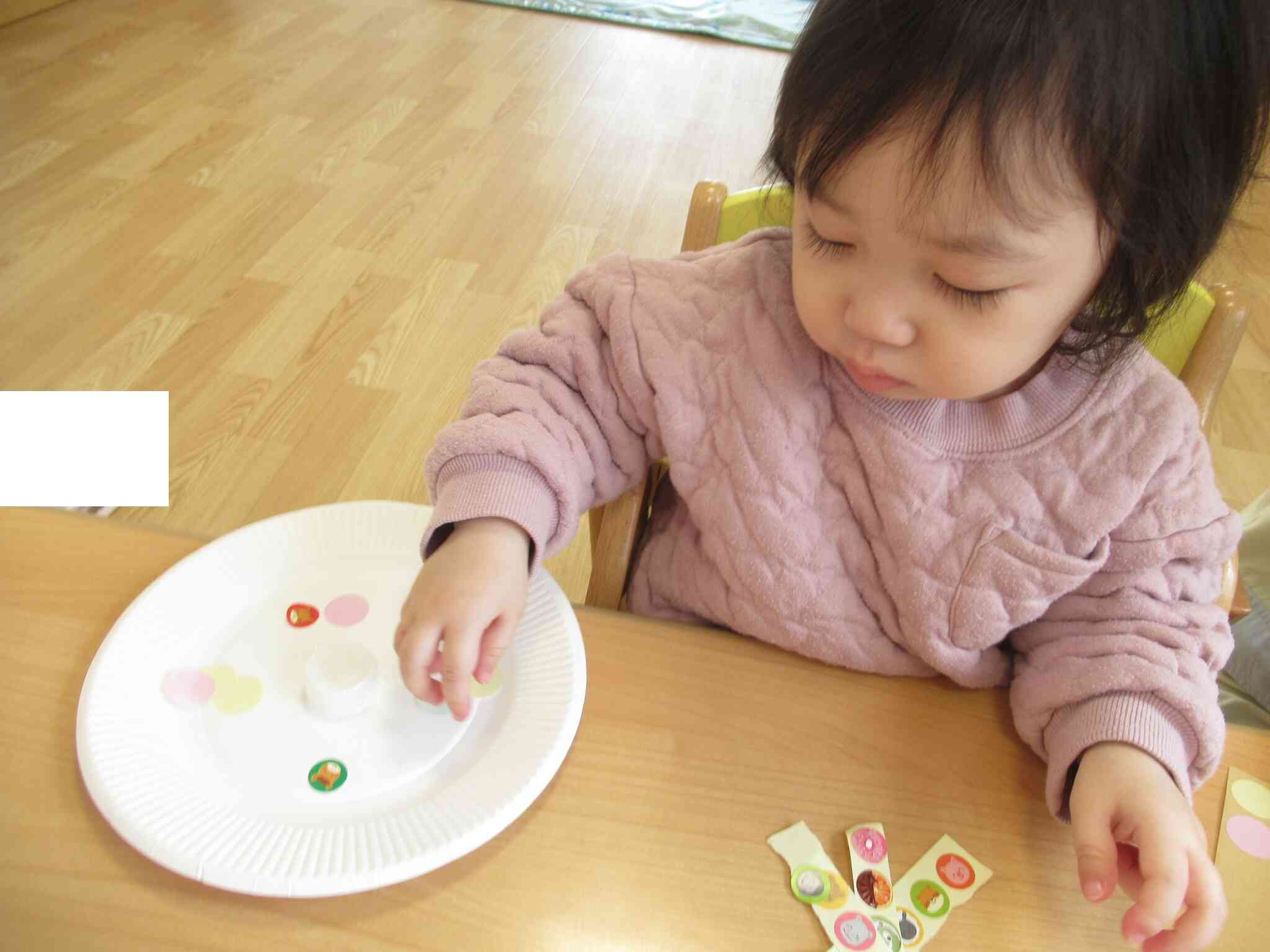 0歳児も夢中でシールを貼っていました。