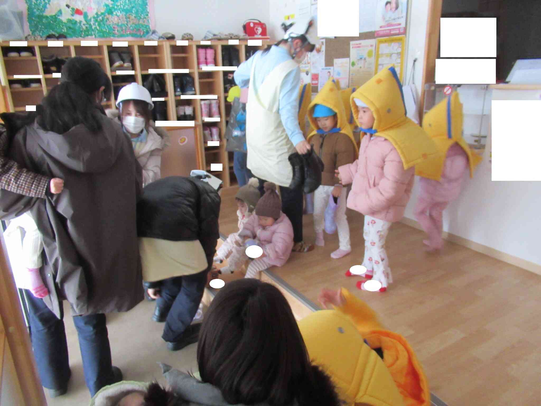 2歳児のお友達も自分で靴を履いて避難しました。