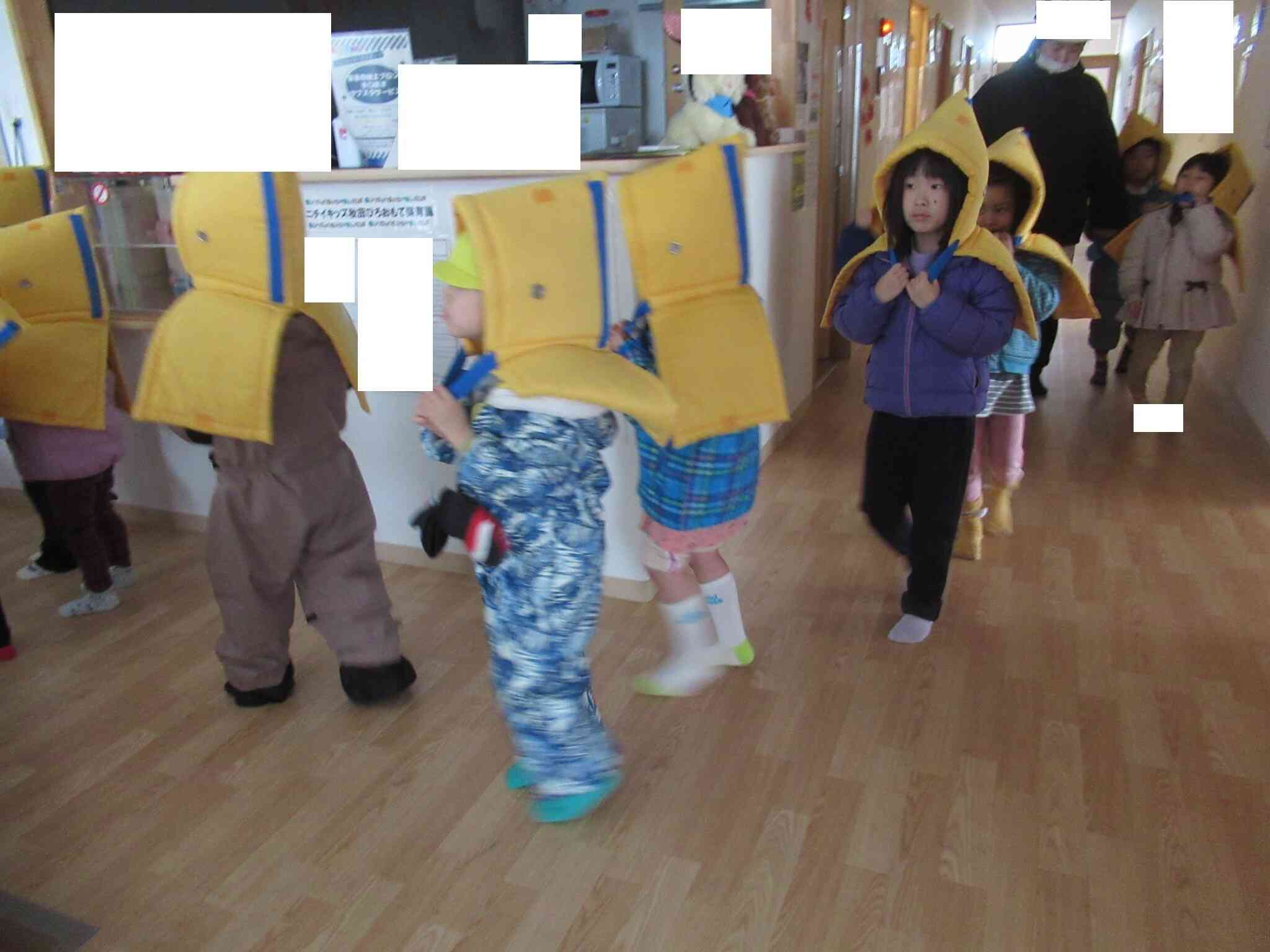 「しゃべらないで避難するよ」とお友達に教えてあげている姿もありました。