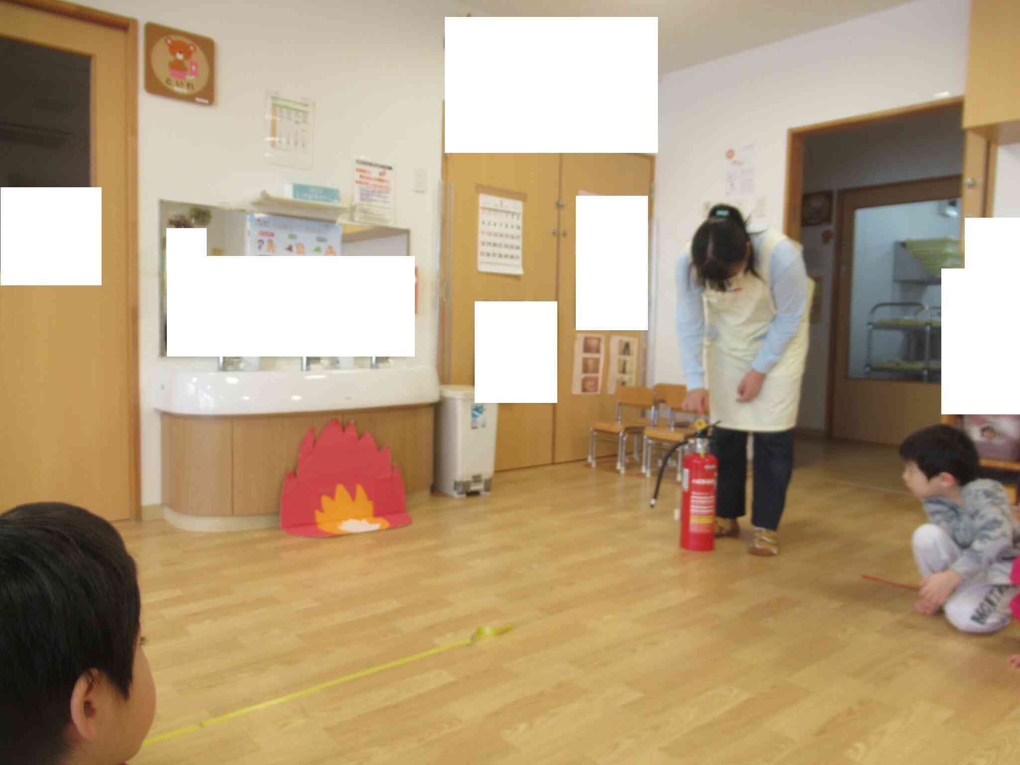 初期消火の様子です。消火器の使い方も先生と一緒に確認しました。