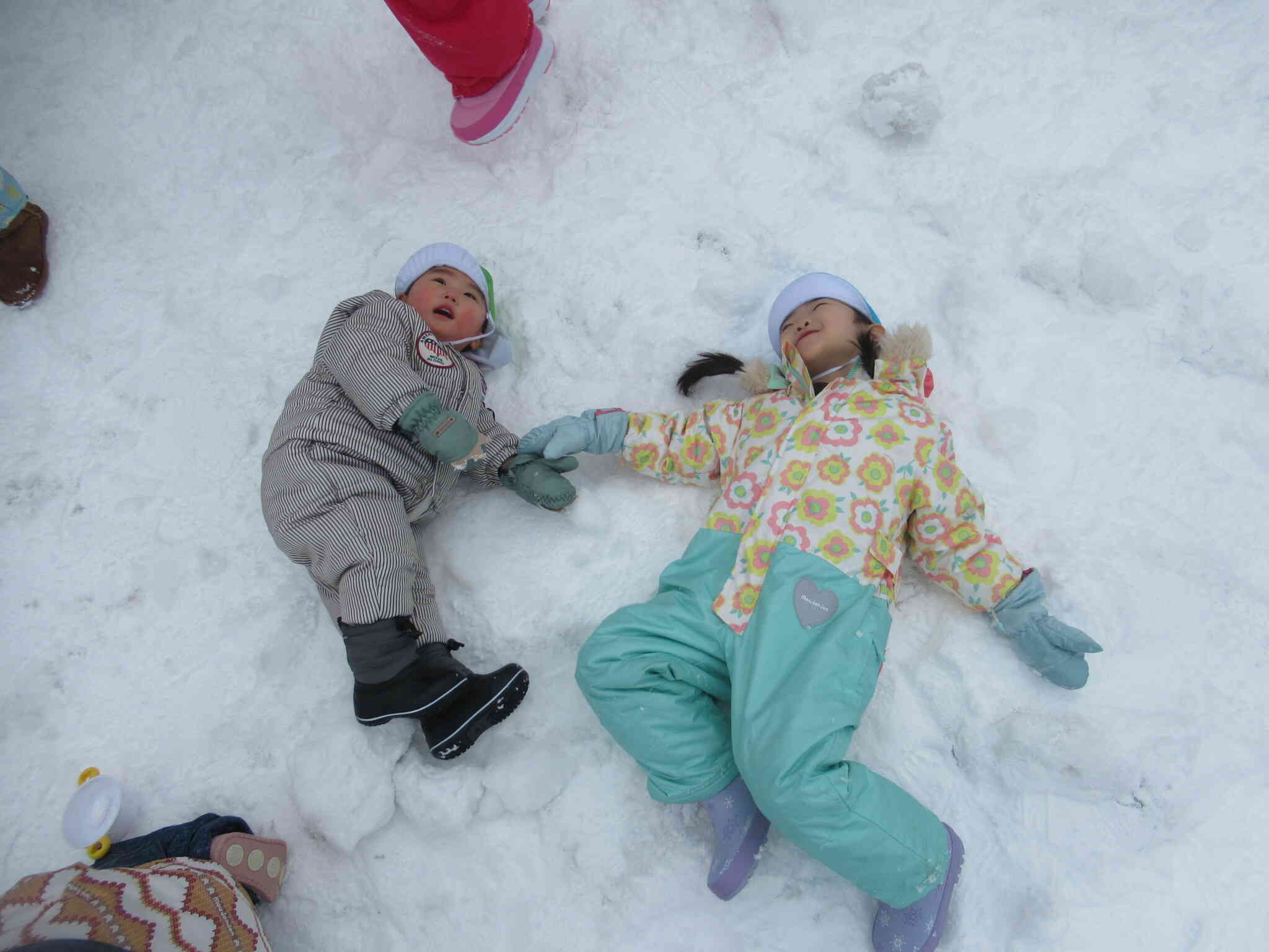 お姉さんたちの真似をして、小さなお友達もごろーん。