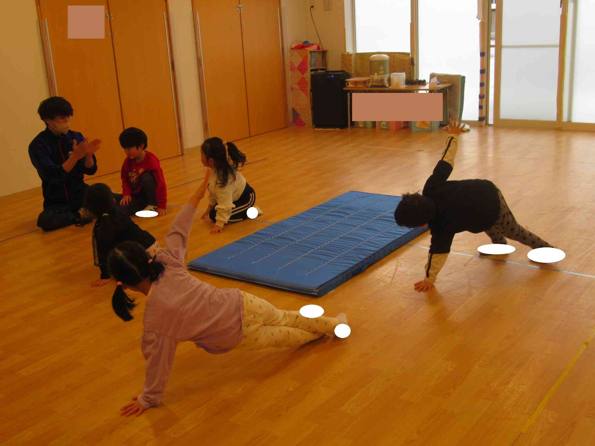 走っている途中で先生の笛が鳴ったら、決められたポーズで止まります。難しいポーズも上手にできていました。