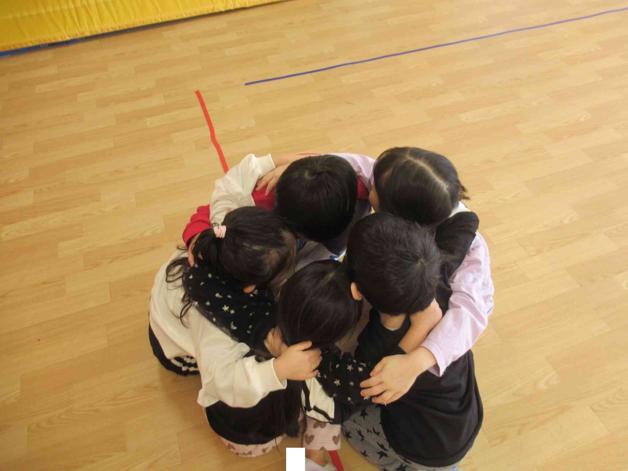 最後のゲーム遊びで先生に勝てるように作戦会議です。肩を組んで話し合っていました。