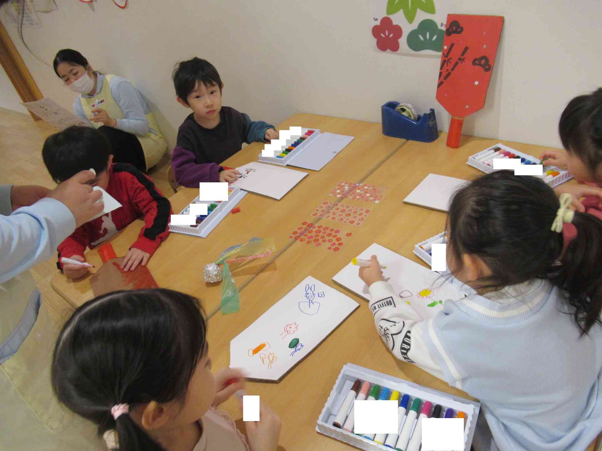 羽子板遊びをしている様子の絵を描いたり、シールも貼ったりして自由に羽子板に表現することを楽しみました。