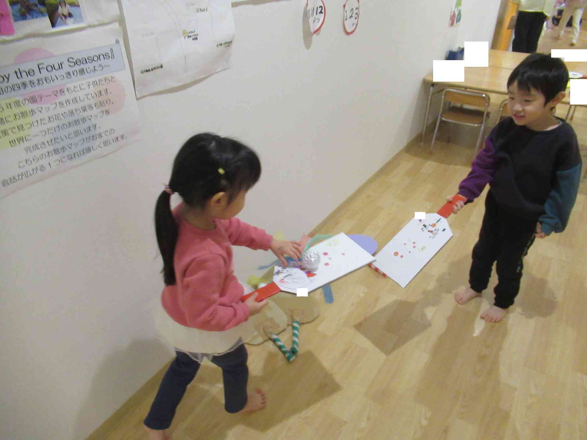 自分で作った羽子板で羽根突き遊びもしました。羽根もいろんな種類を用意して様々な違いを楽しみました。終わった後には、子ども達から「この羽根が飛びやすかった」「こっちの羽根を飛ばすのが難しかった」と感想がありました。