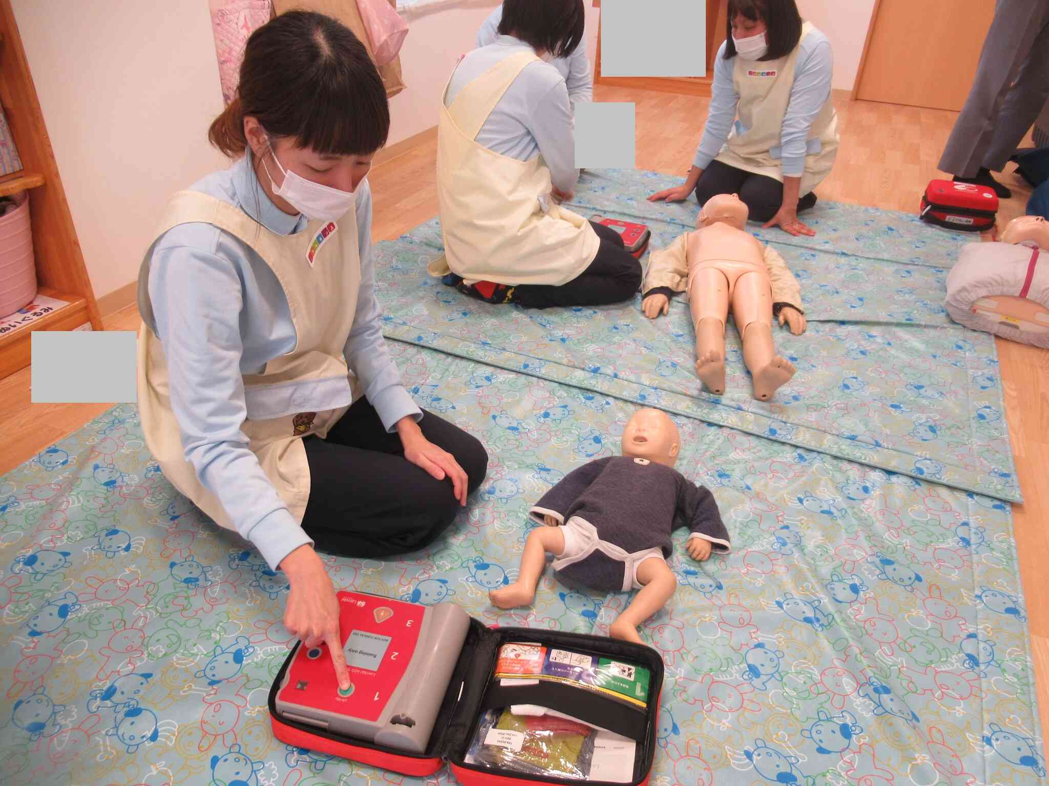 AEDのボタンを実際に押してみました。