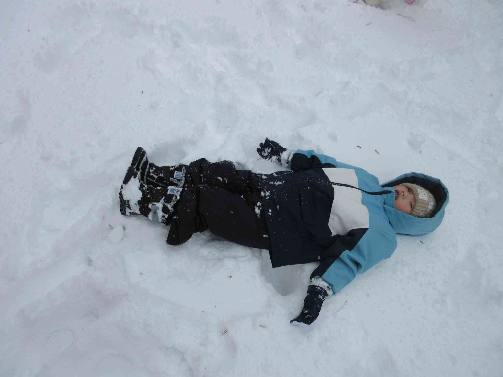 雪の上で寝ることだってできちゃう。