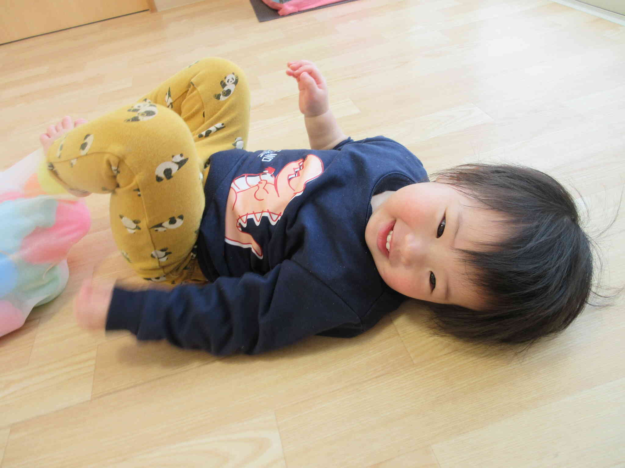 ごろ～ん、暖かいお部屋の中はついつい寝転がりたくなります。