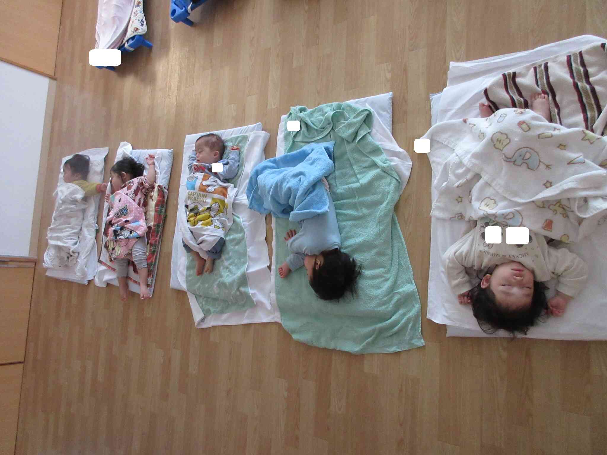 指先を使って集中した後は…給食を食べて気持ち良さそうにお昼寝をする子どもたちでした。