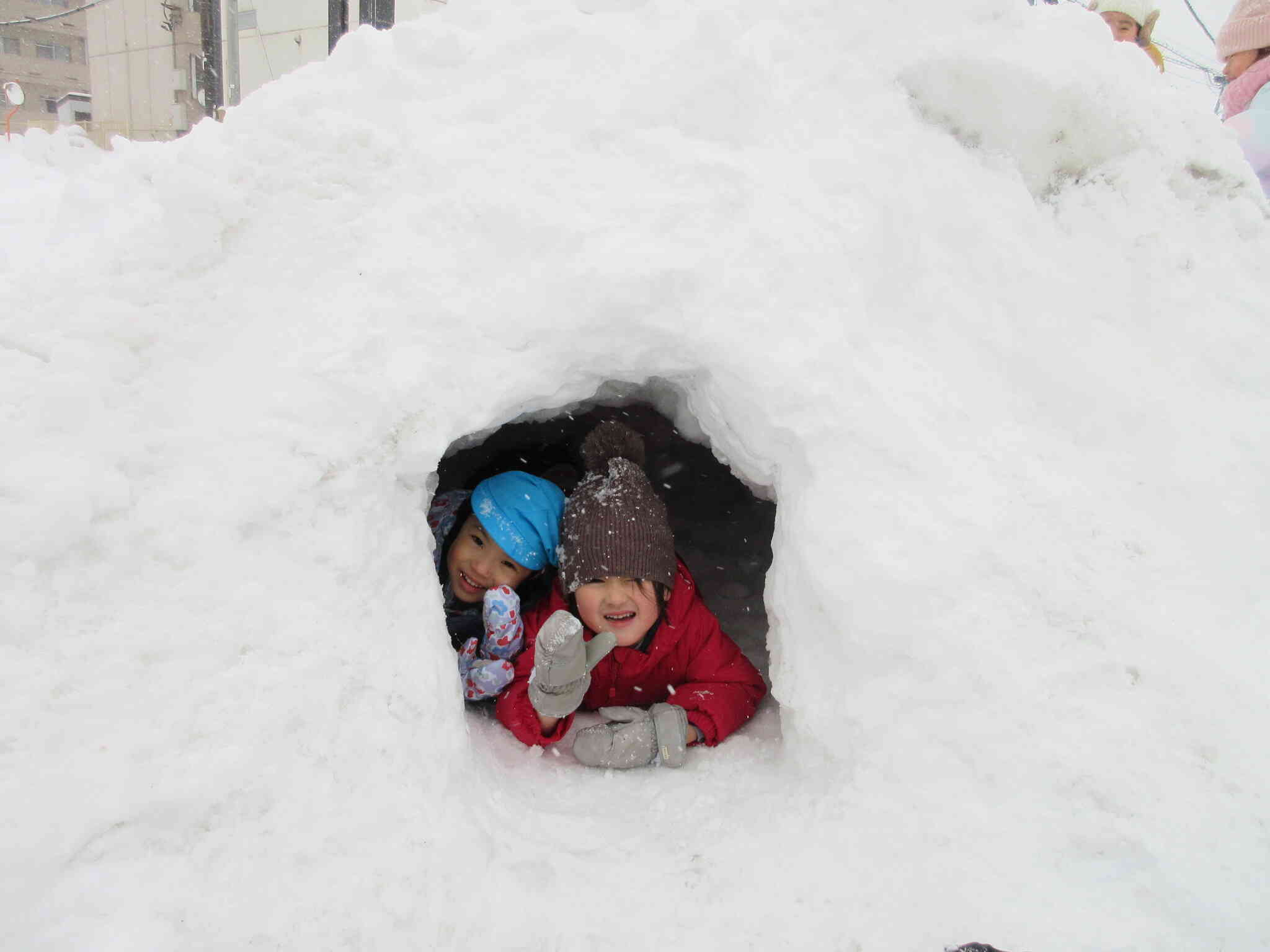だんだん広くなっていくかまくら。2人で入って楽しそうです。