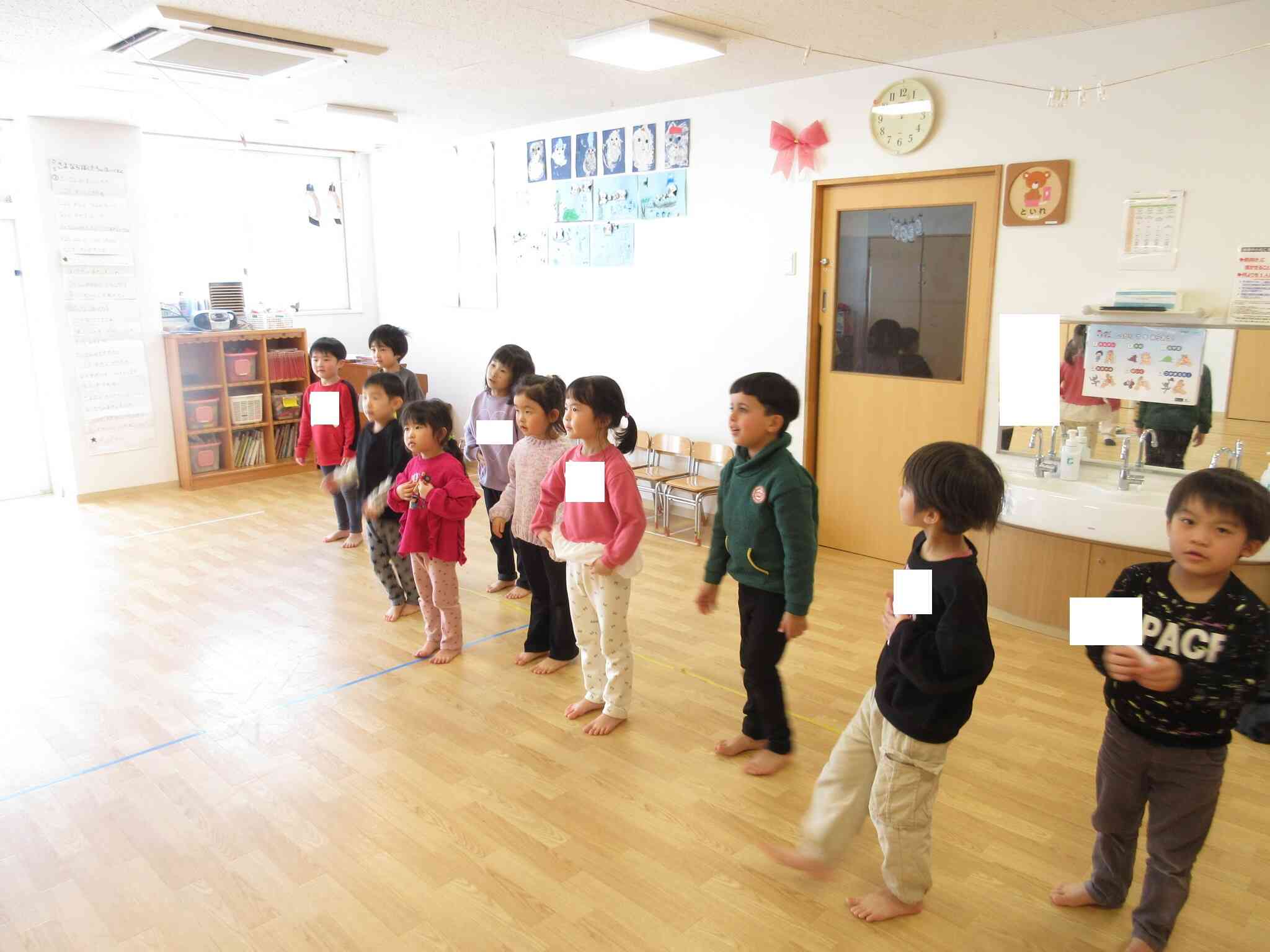 乗り物の単語をみんなで言っている場面です。