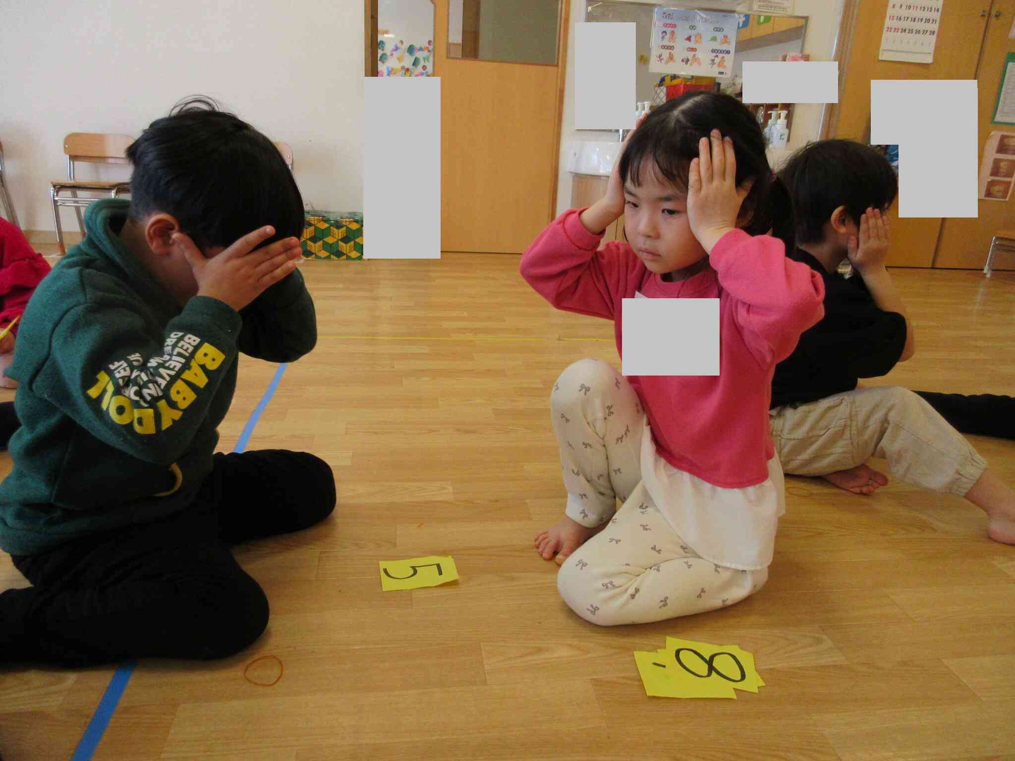 手は頭の上でスタンバイ！ドキドキです！