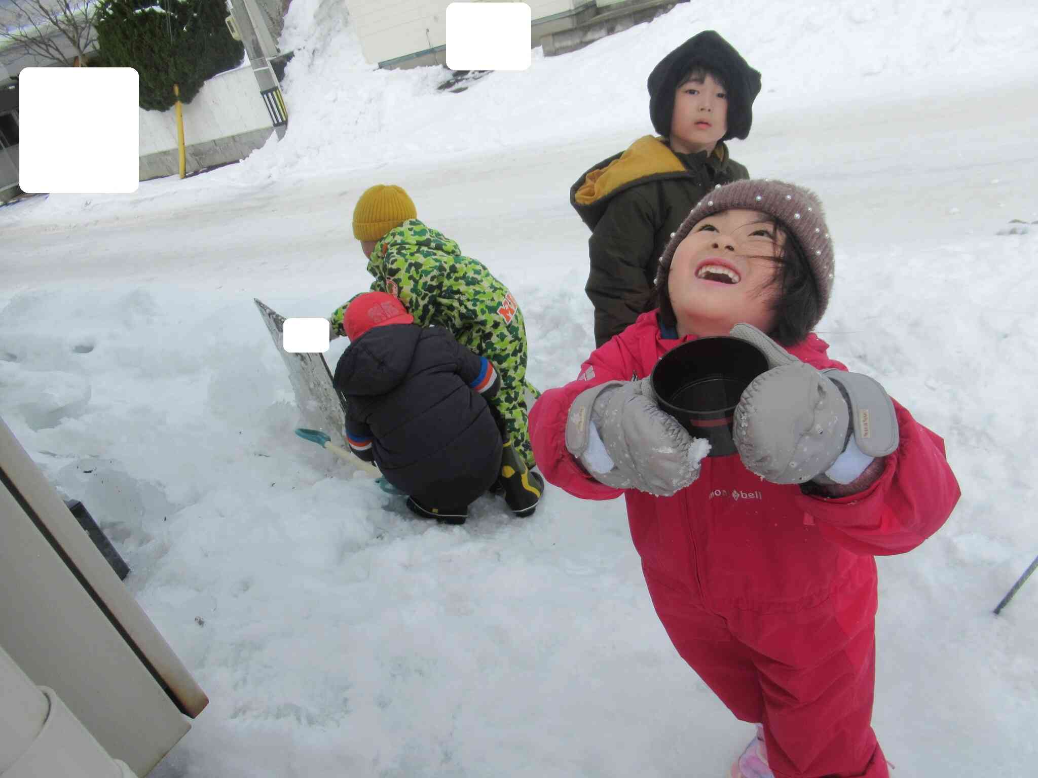 上から雪が降ってきます。お皿に入るかな？と挑戦していました。