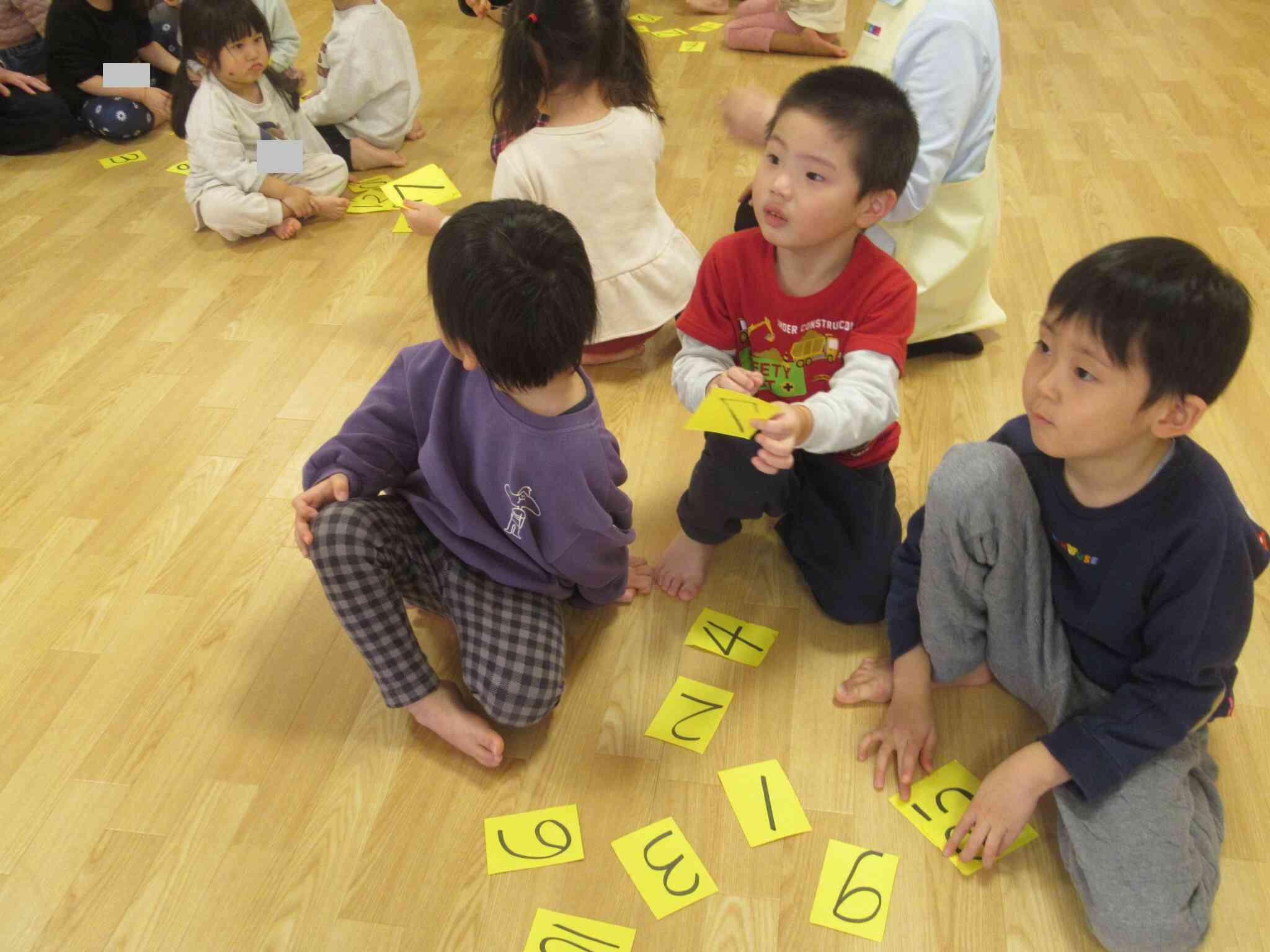 先生が数字を読んだらその数字をタッチするゲームをしました。セブンはどこかな？