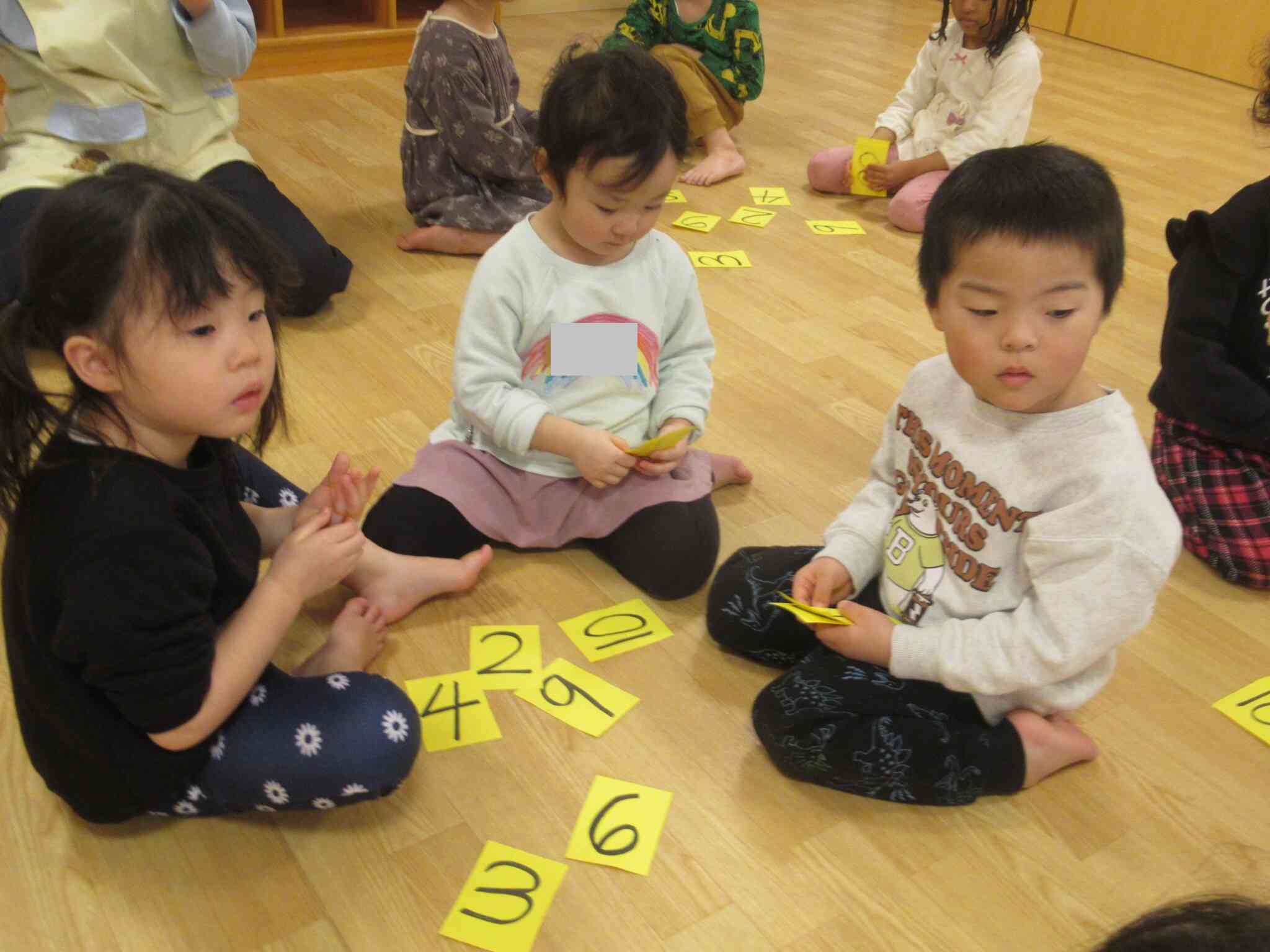 先生の呼びかけに耳を傾けています。