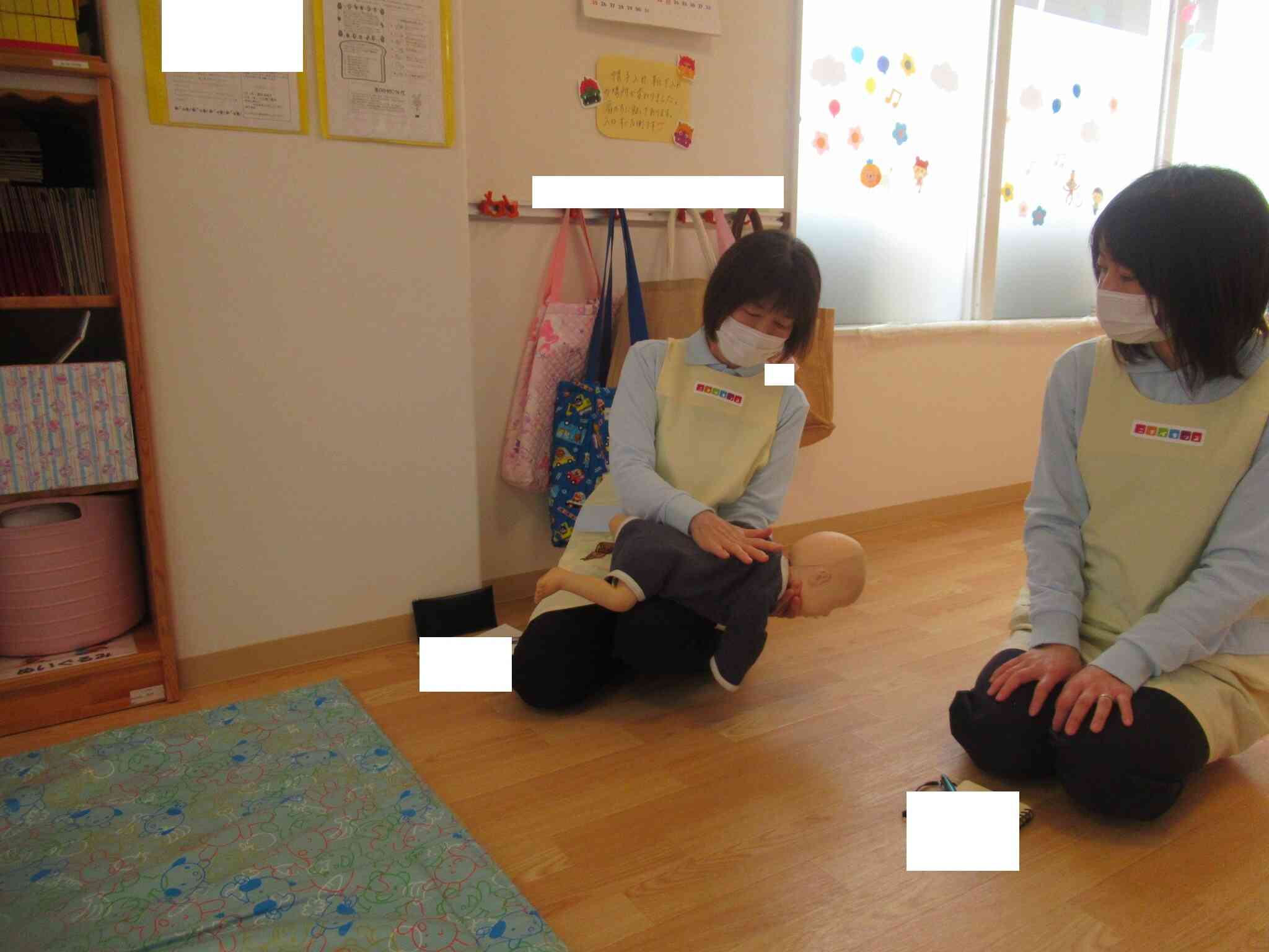 誤嚥した時にはこのように背中を叩いて異物を取り出します。