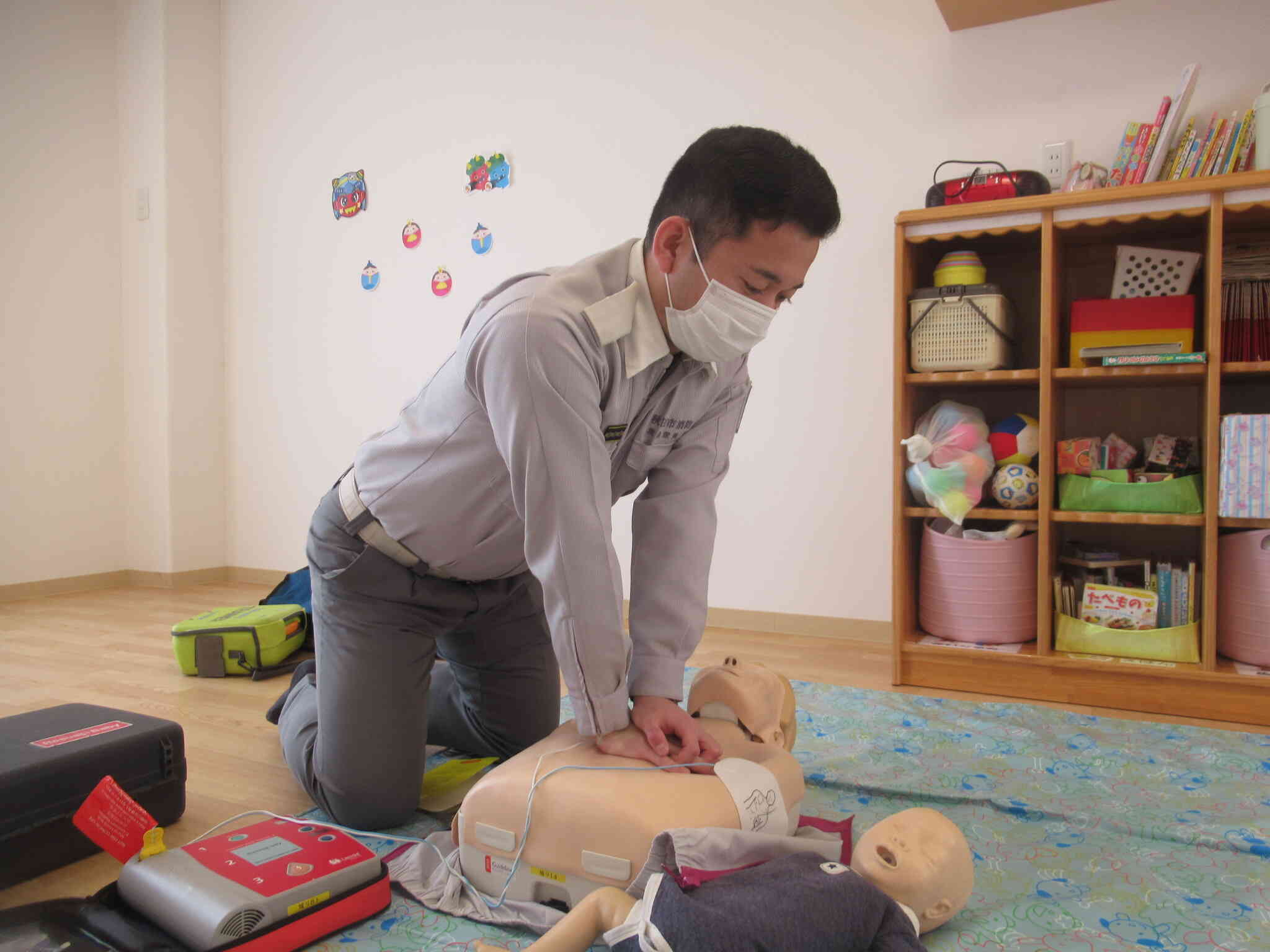 大人の人形での心肺蘇生法、AEDの使い方も教えていただきました。