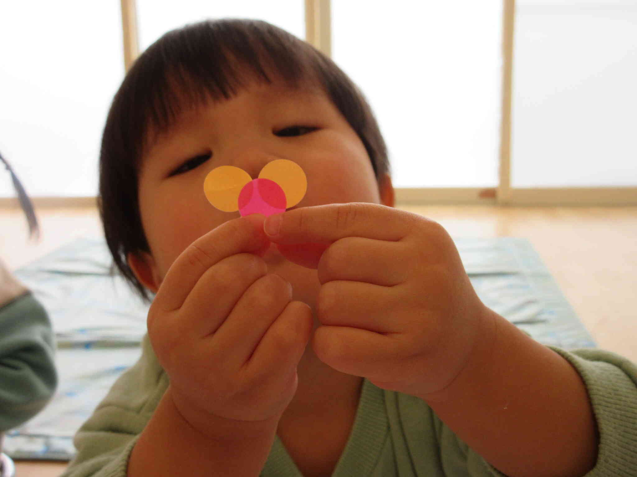 シールペタペタ(1歳児)