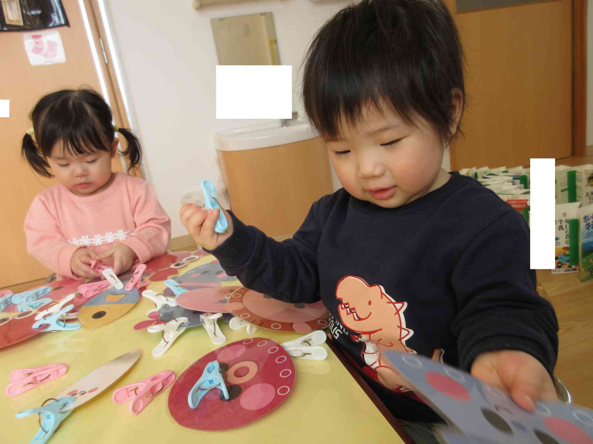 洗濯ばさみで...(0歳児)