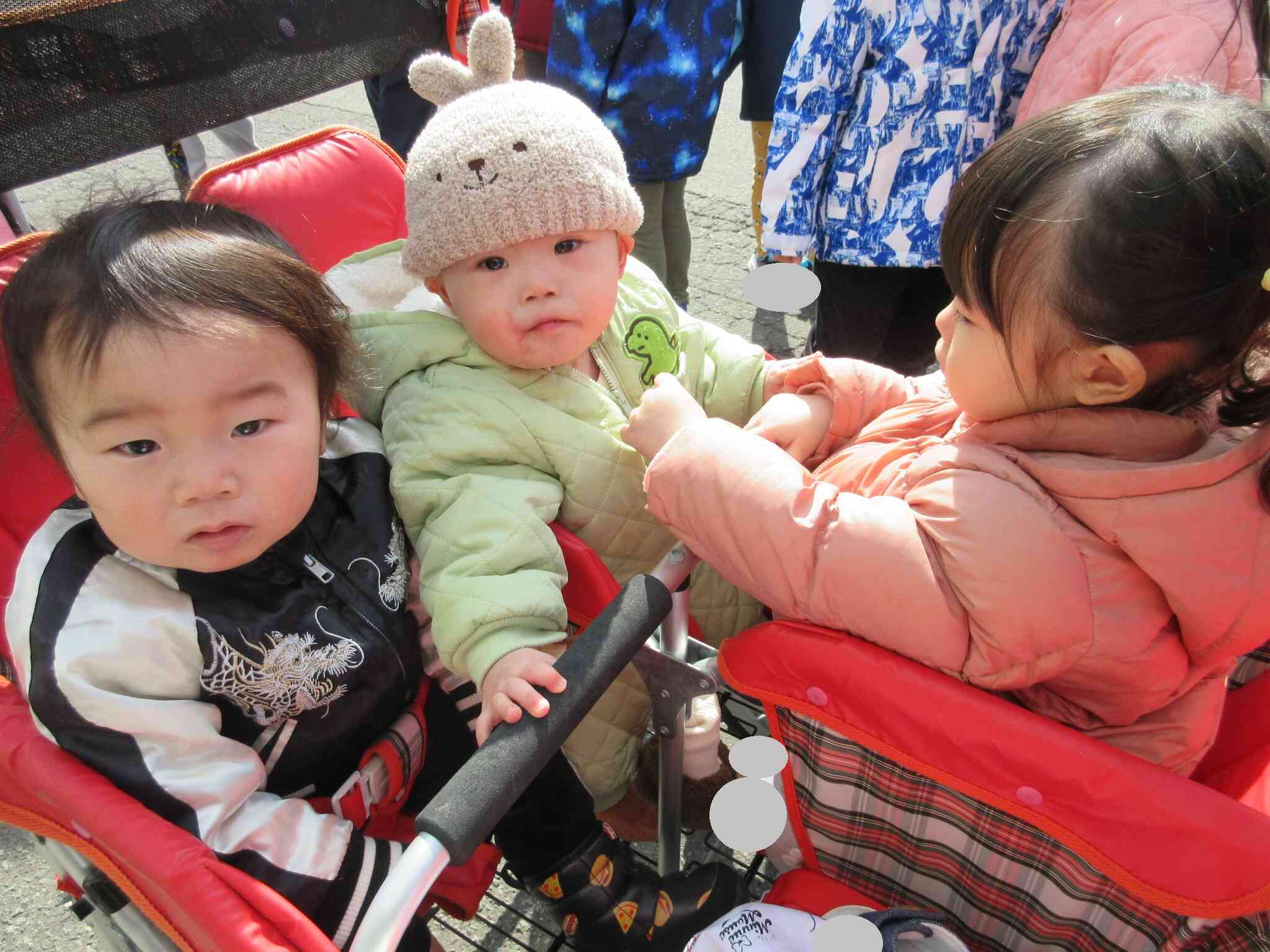 お外の景色も、お友達のことも気になるね