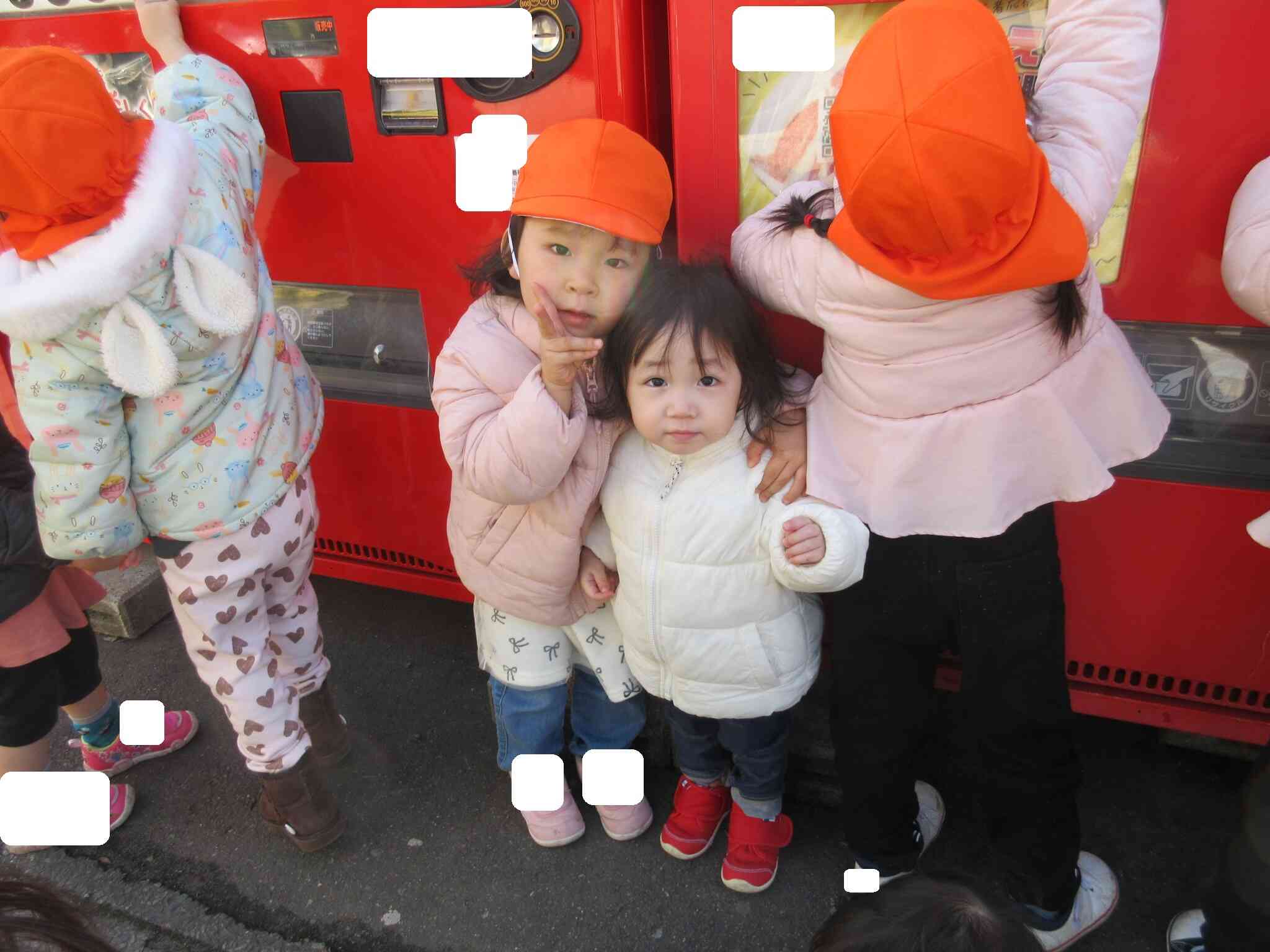 仲良く並んでピース