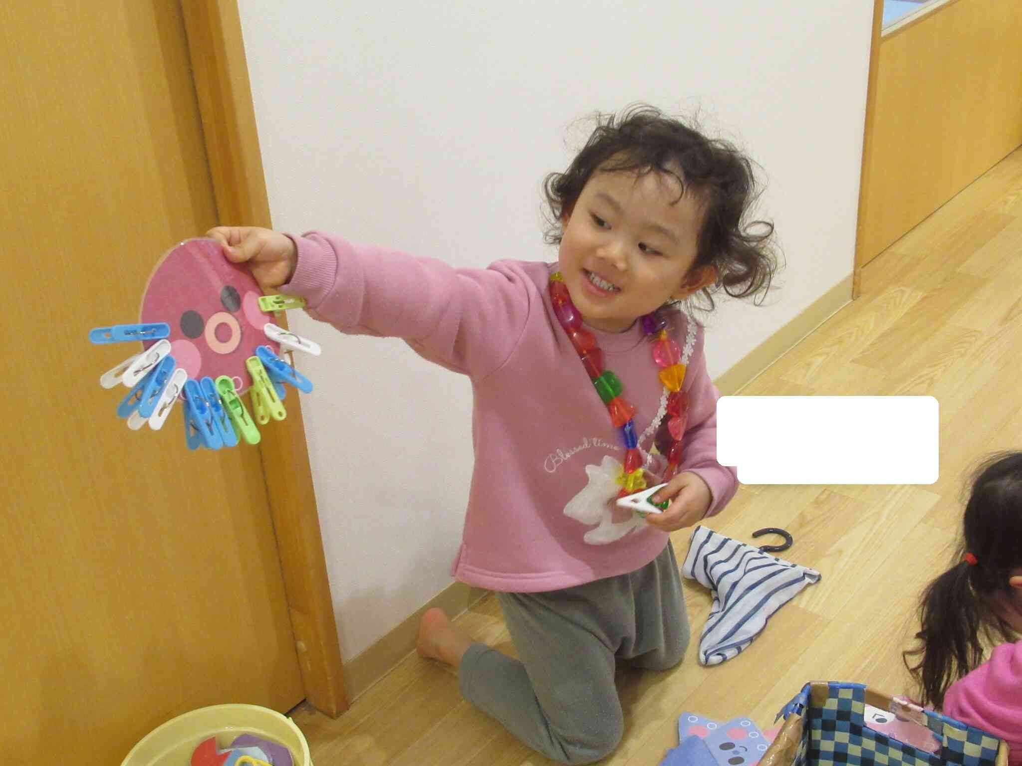 洗濯ばさみを使って作品作り