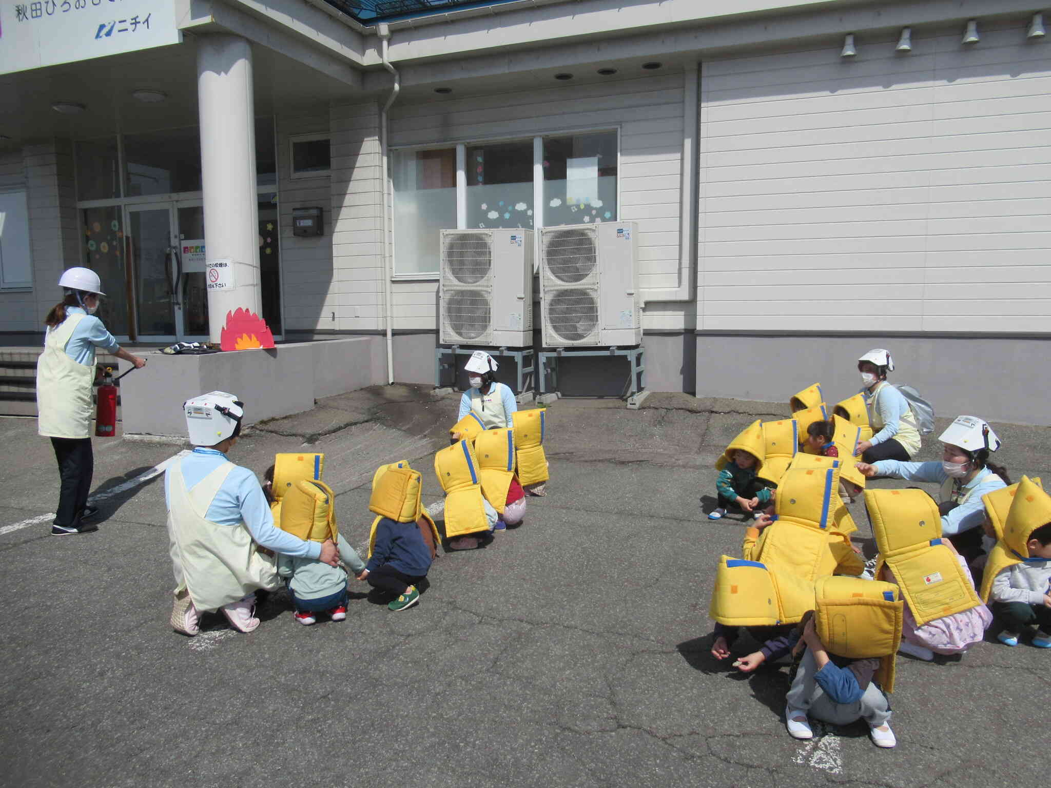 外に避難し、初期消火を行います。