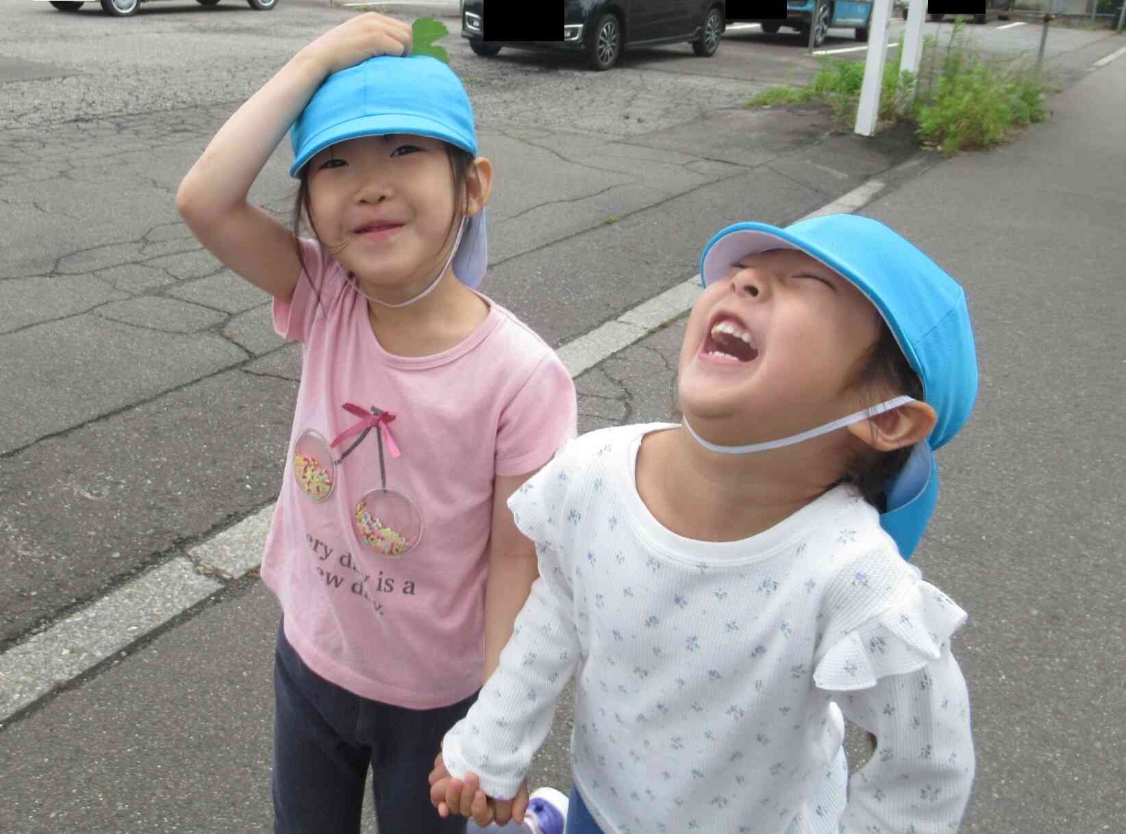 戸外活動：お話が盛り上がり、大笑い!!