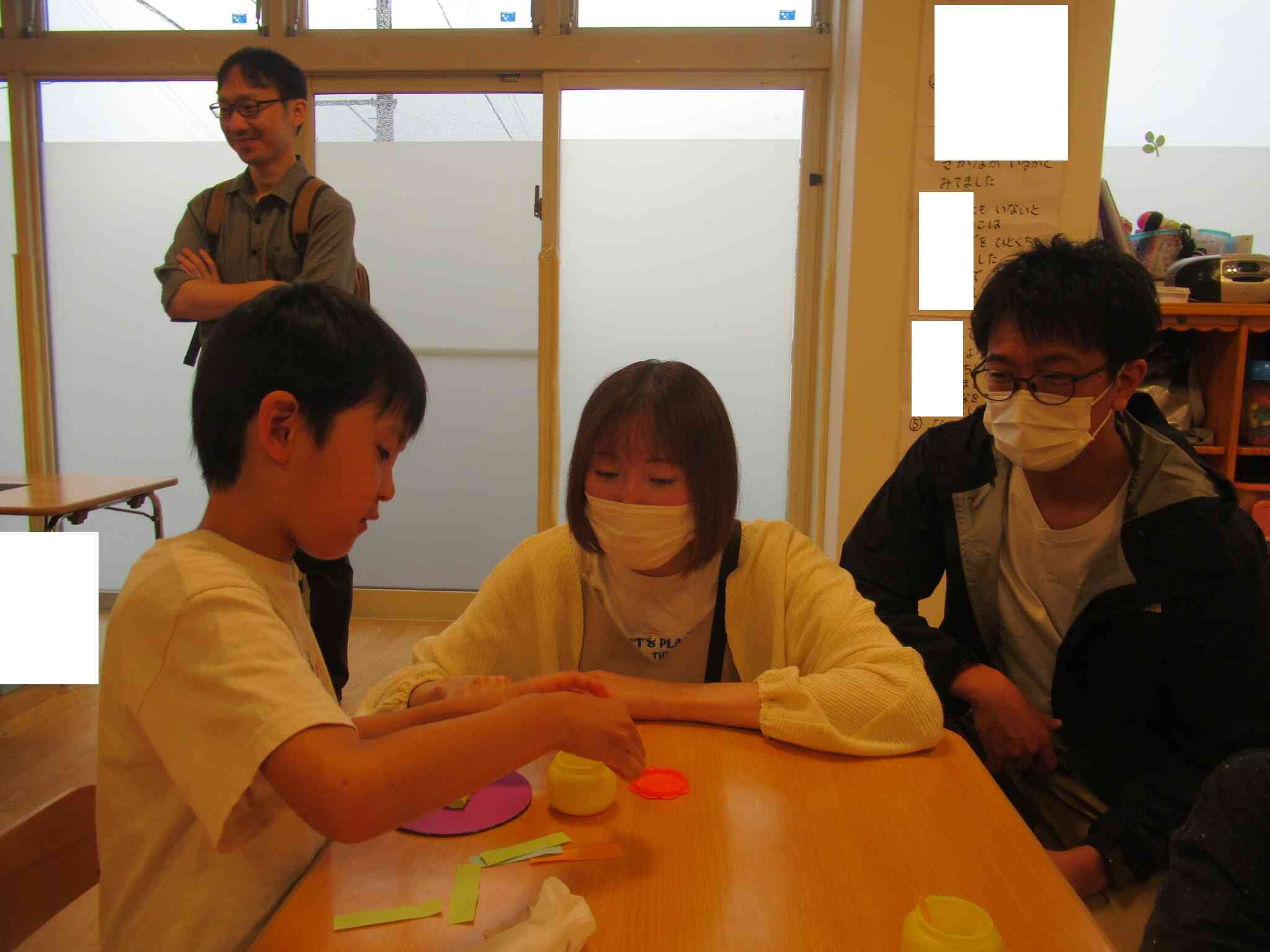 糊を使ってカタツムリの甲羅を作成中