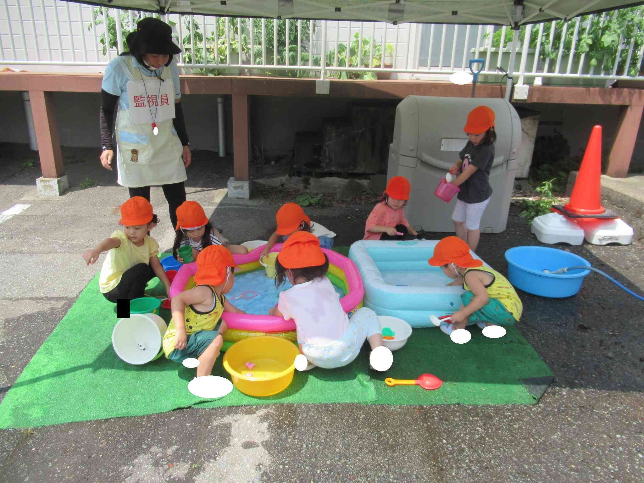 仲良く水遊び