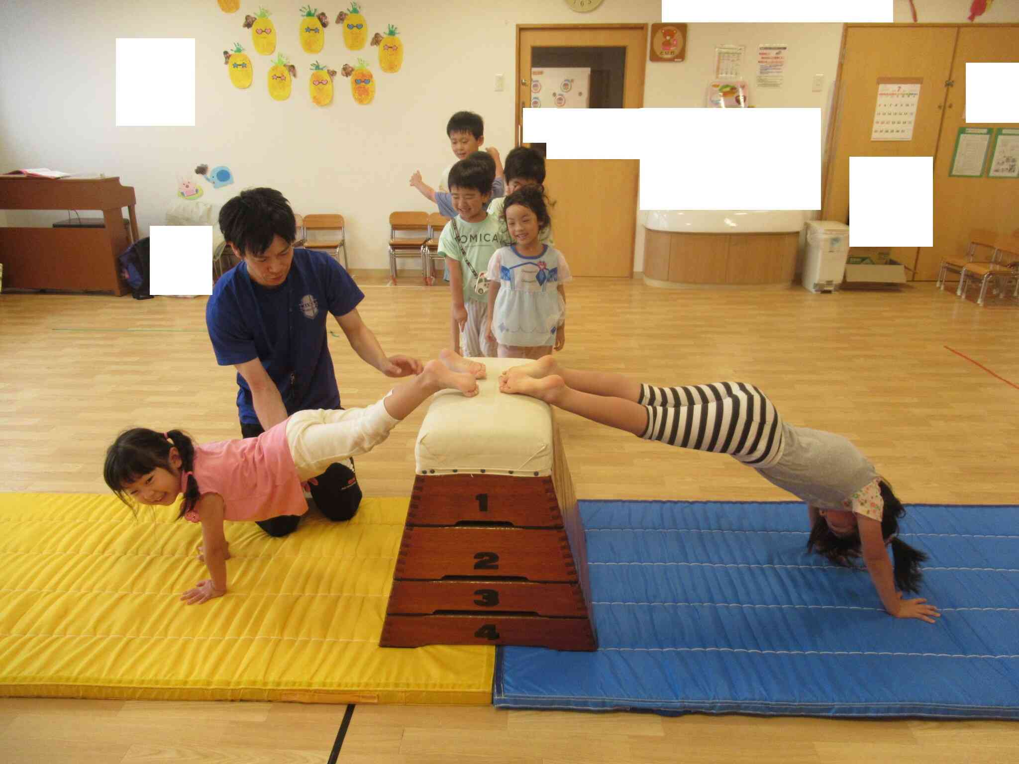 体を手で支える練習中！