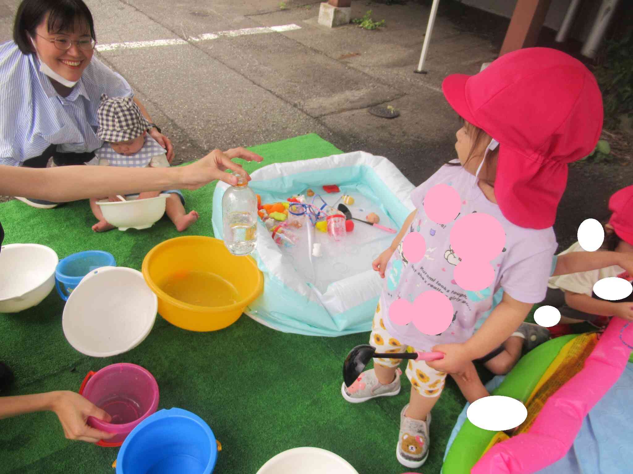 お友達が遊びに来てくれて興味があるけど遠くで見守る１歳児さん…